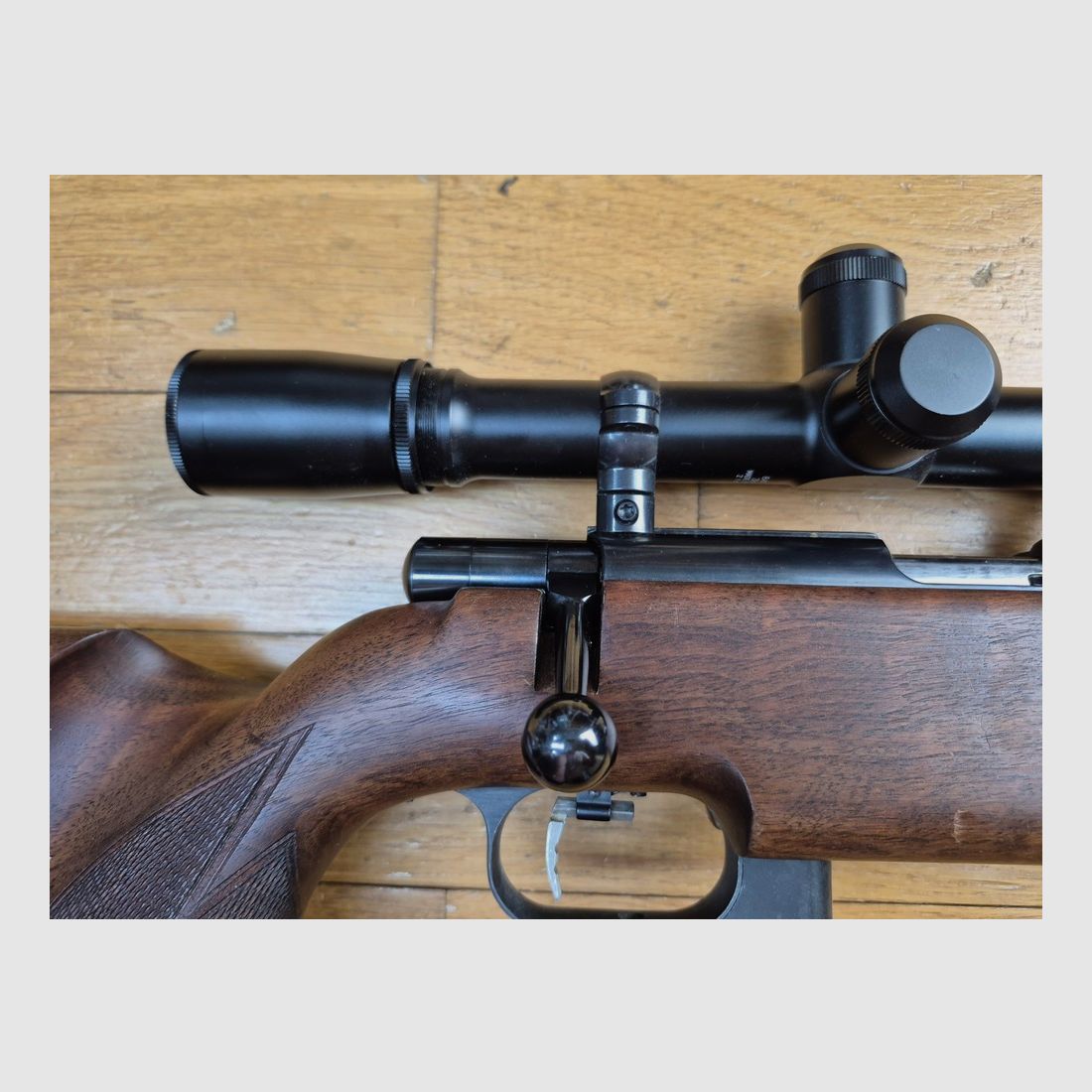 Wunderschönes Set Präzisionsbüchse Anschütz Modell MATCH 54 Version 1407 – 22LR – Weaver CT36 Micro Trac 36 x 40 Zielfernrohr mit Diopter und Tunnel Anschütz (3 Iris!) – Schwerer Lauf – Kammer- und Verschlussprotektor + Koffer! Top Set! TBE+++, Bild 40 von 53