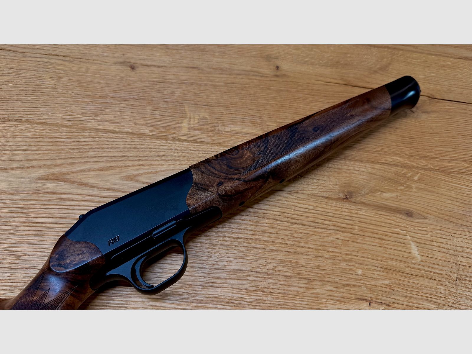 Blaser R8 Schaft / Holzklasse 7 / Bayrische Doppelfalzbacke / seidenmattes Finish / Logo Schwarz