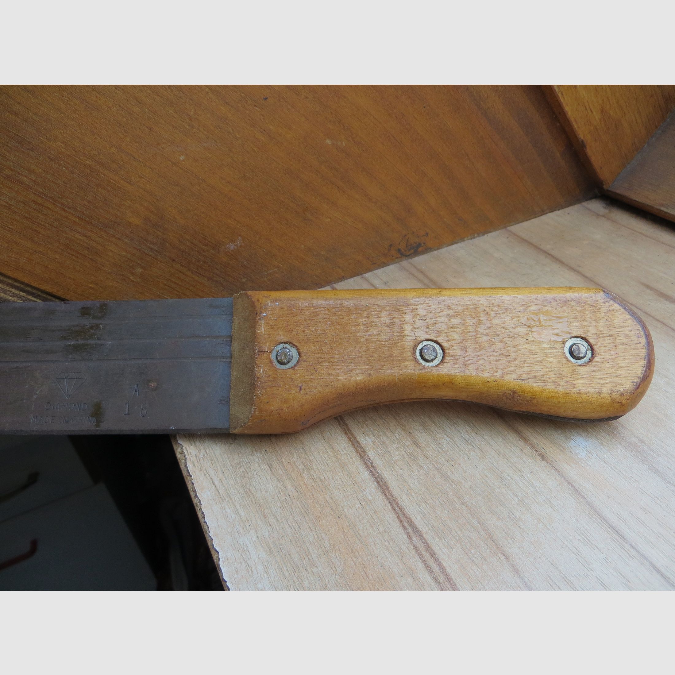 Due grandi machete antiche da un'eredità