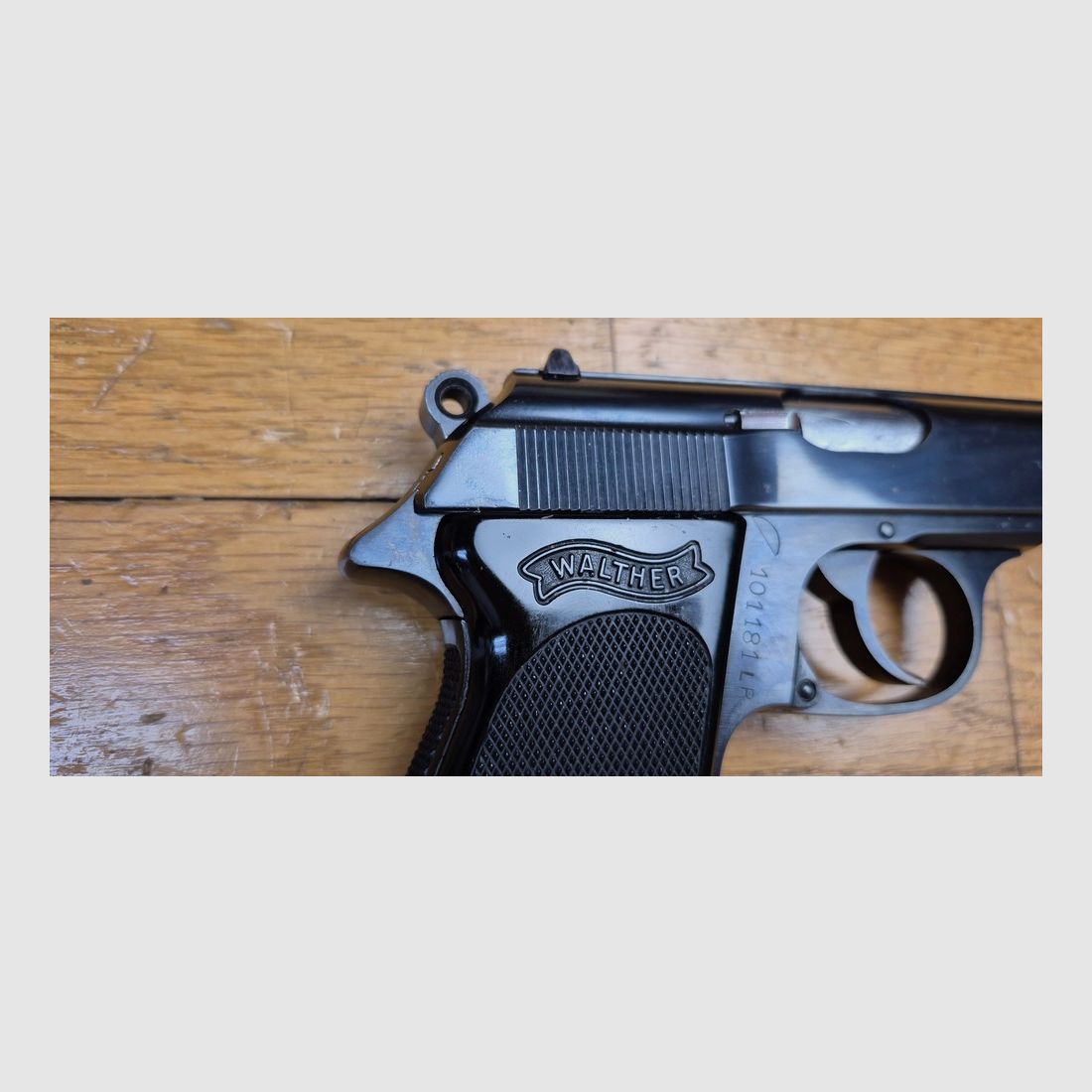 Sehr schöne und seltene Walther PPK von Manurhin unter exklusiver Lizenz von Walther – Kaliber 22LR (sehr selten) – Wunderschöne Brünierung – Wahrscheinlich Polizeitrainingswaffe – 2 Magazine mit 10 Schuss, davon eines mit Fingerverlängerung – Entspannungs-Sicherung – Spiegel-Lauf – Etui mit Aufdruck der bayerischen Polizei – Riemenring – Zustand nahezu neu! TBE+++, Bild 7 von 30
