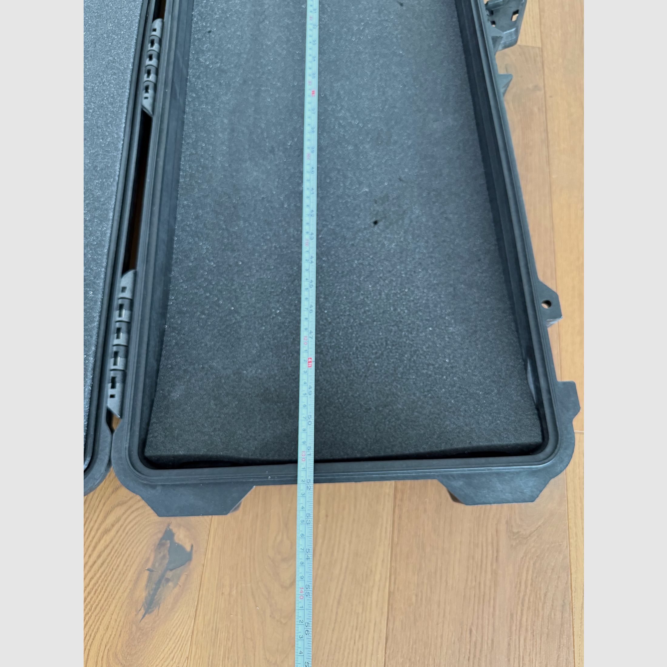 Peli Case 1750 Waffenkoffer mit Schaum, Schwarz, Wasserdicht