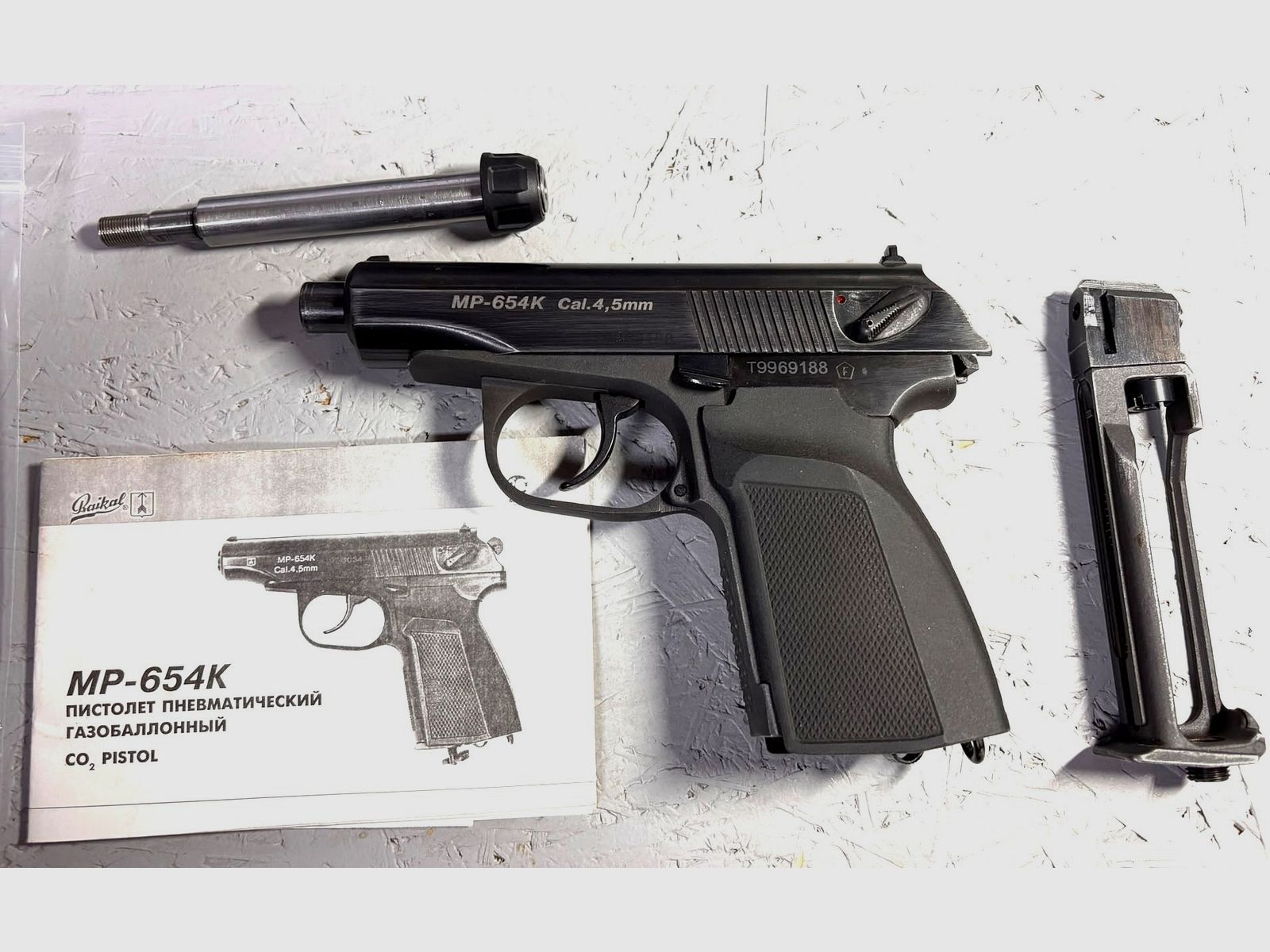 Makarov Co2 Pistole Halbautomat in 4,5 mm BB dieses Modell ist mit Origianl Teilen der legendären Makarov hergestellt worden