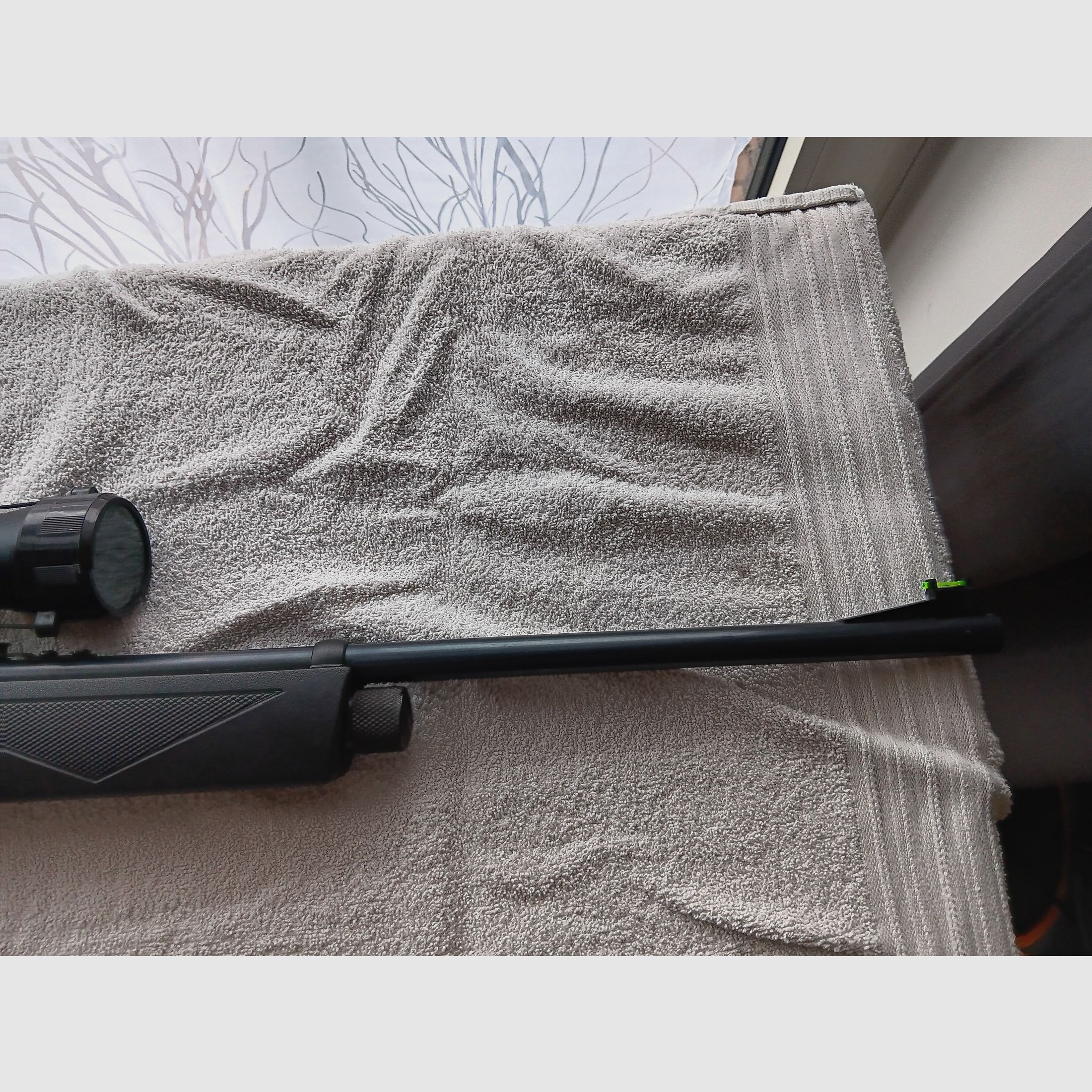 New Co2 Crosman 1077 with scope 12 shot mag.