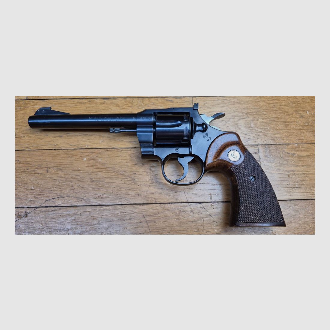 Mythischer Revolver Colt Officer Model Match – Kal. 22LR – Schwerer Lauf – Waffe aus Hartford von 1966 – Ästhetik und Spitzentechnologie – Seltene Stück für das Schießen und Training in sehr hoher Qualität – Ausgezeichneter Zustand, fast wie neu – TBE +++, Bild 2 von 22