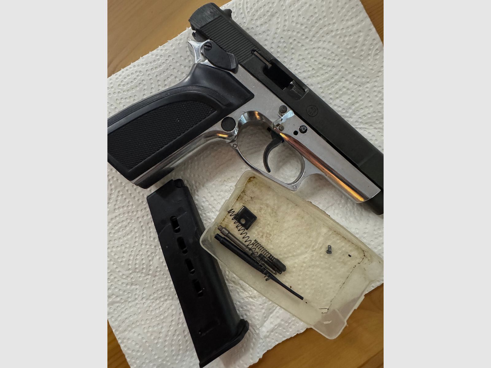 Browning GBDA 8 Ersatzteilspender mit Magazin.