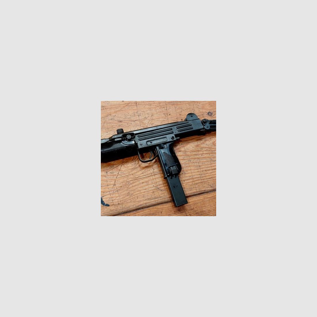 Pistolet-mitrailleur Uzi neutralisé, image 7 sur 9