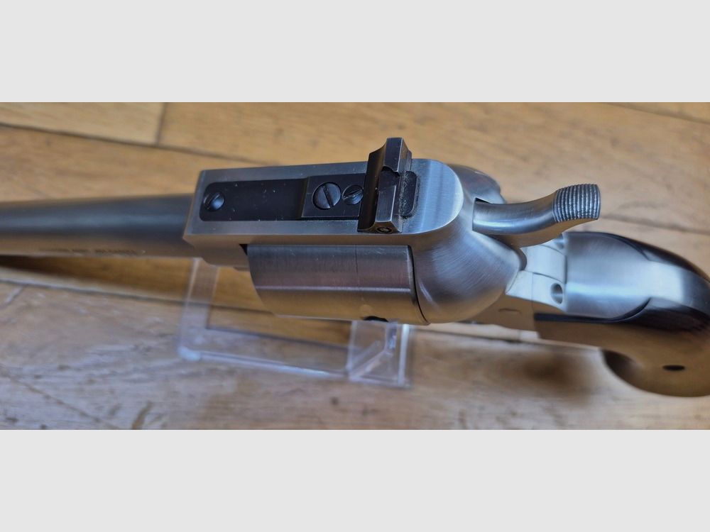 Extraordinaire Revolver Freedom Arms Mod 83 « 1st grade » – Redoutable Kal.454 Casull / 45 LC in 5 Schuss – Ohne Zweifel der beste Single Action Revolver – Keine Probleme beim Schießen auf 100 Meter und mehr mit außergewöhnlicher Präzision – Konstruktion von außergewöhnlicher Solidität und Passgenauigkeit – Uhrwerkmechanik – Gehäuse aus gebürstetem Stahl und Premium Nussbaum-Griffschalen – Sehr aktiv in den USA gesucht – Sehr selten in Frankreich und ein Sammlerstück, das nicht an Wert verliert – Zustand nahezu neu – TBE++/TBE+++, Bild 13 von 20