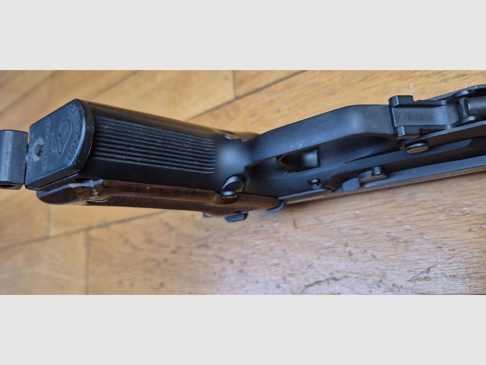 Superb Automatikpistole Beretta 93R – Weniger als 2.000 Exemplare! – Pony-Futteral für Fauré Le Page – Perfekte Anpassung an die Waffe – Sehr seltener originaler klappbarer Schaft – 1 Magazin mit 15 Schuss und 2 Magazine mit 20 Schuss – Ausgezeichneter Zustand, fast neu – TBE ++ – Kategorie A2 – Export AUSSCHLIESSLICH, Bild 15 von 29