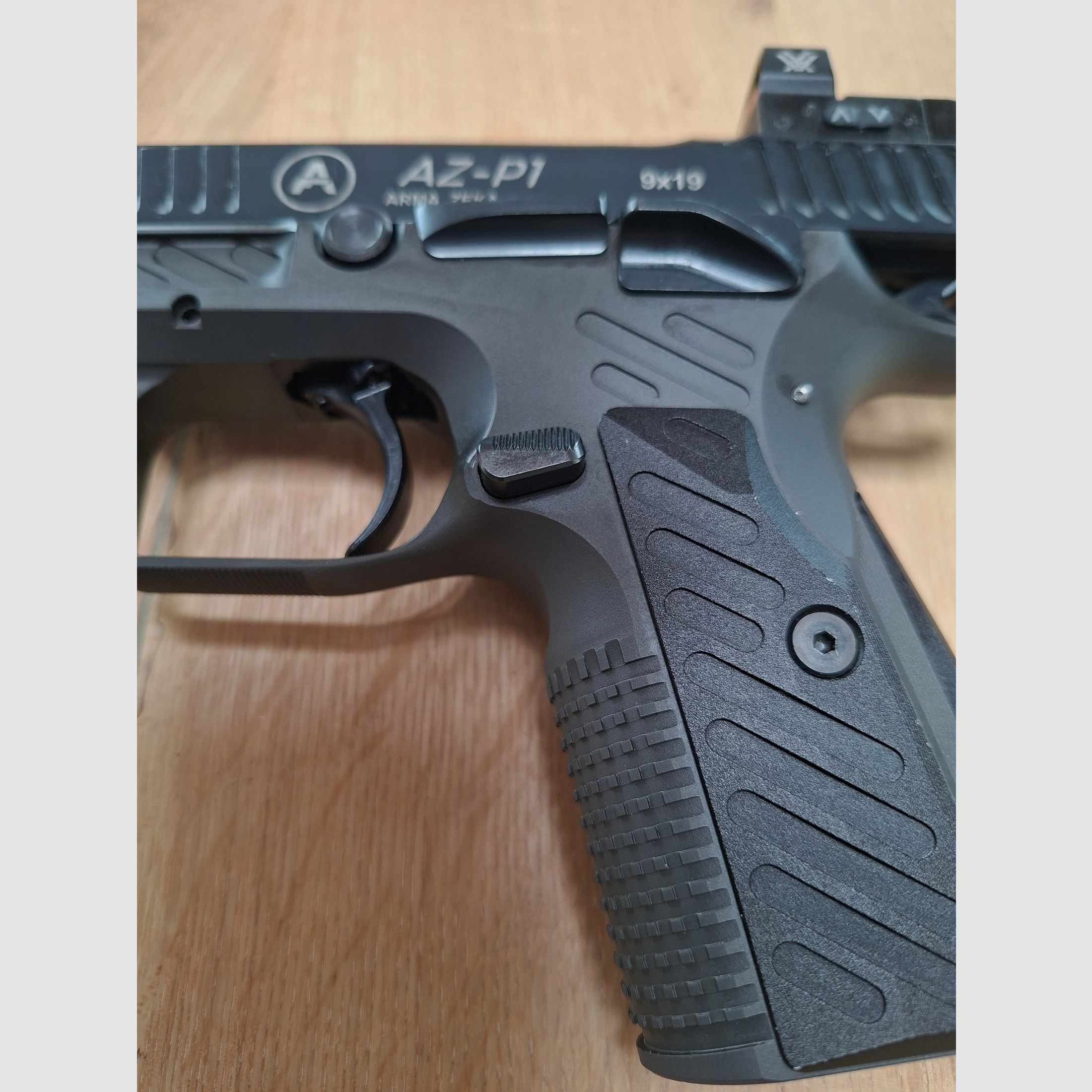 Arma Zeka Sport Optics P1 9mm mit Vortex Venom Leuchtpunkt Visier