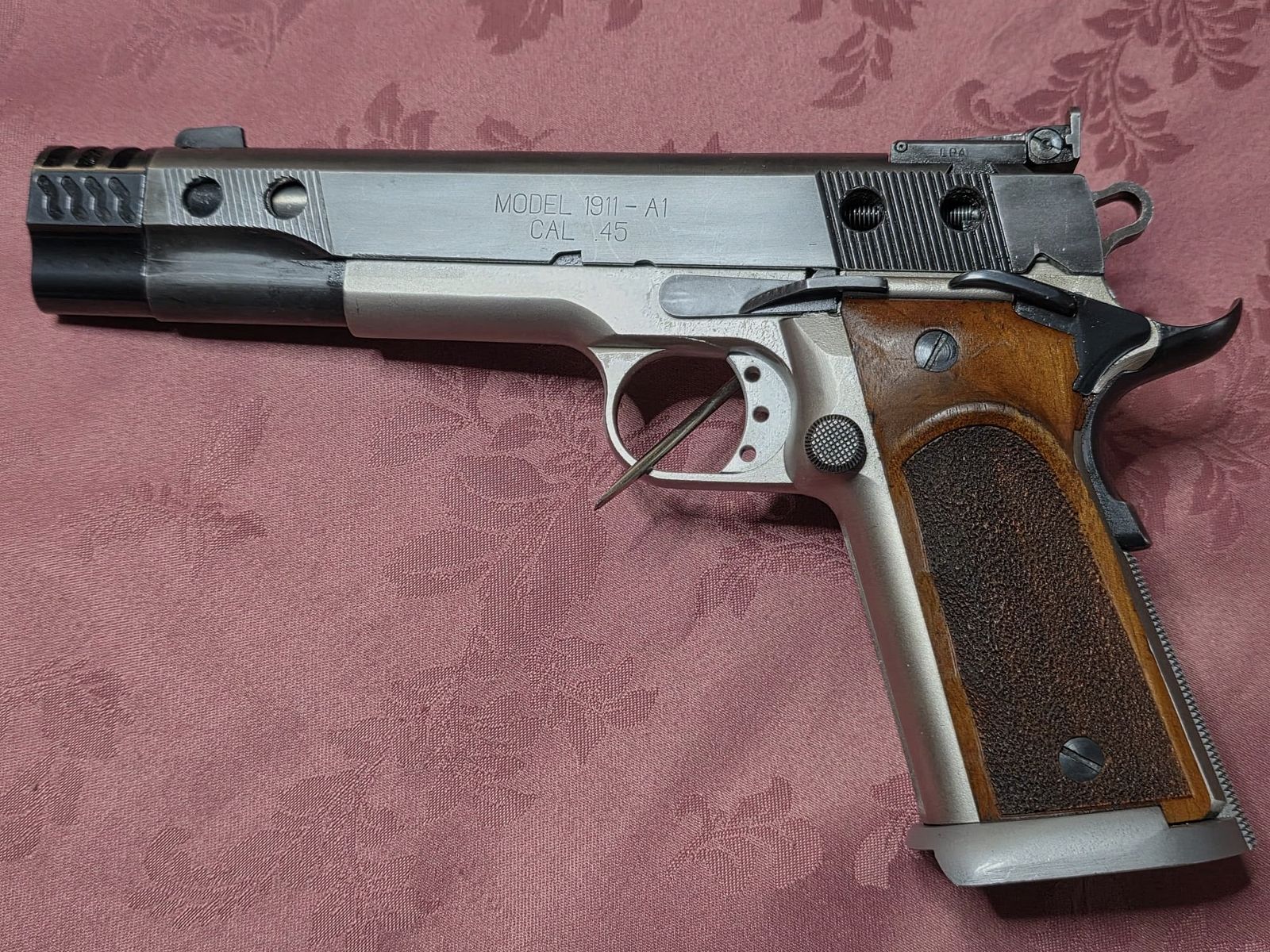 Pistola 45.ACP Duotone Para Ordnance/Springfiled con 2 cargadores y empuñaduras intercambiables