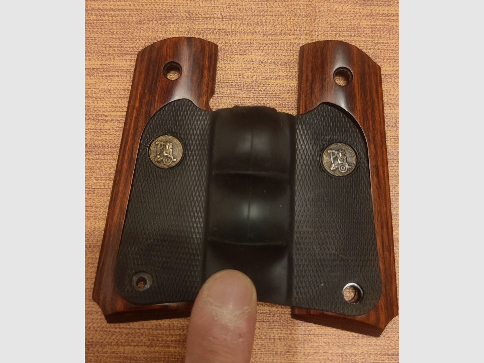 Poignée en bois Pachmayr Colt 1911, image 1 sur 4