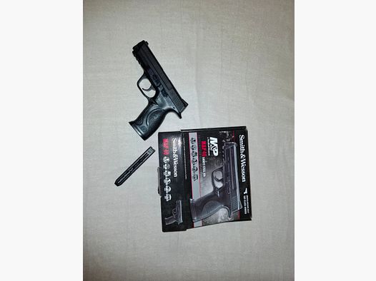 Con 2 pistolas Smith&Wesson modelo M&P 40. Calibre 4,5 mm balas de acero. Nuevo