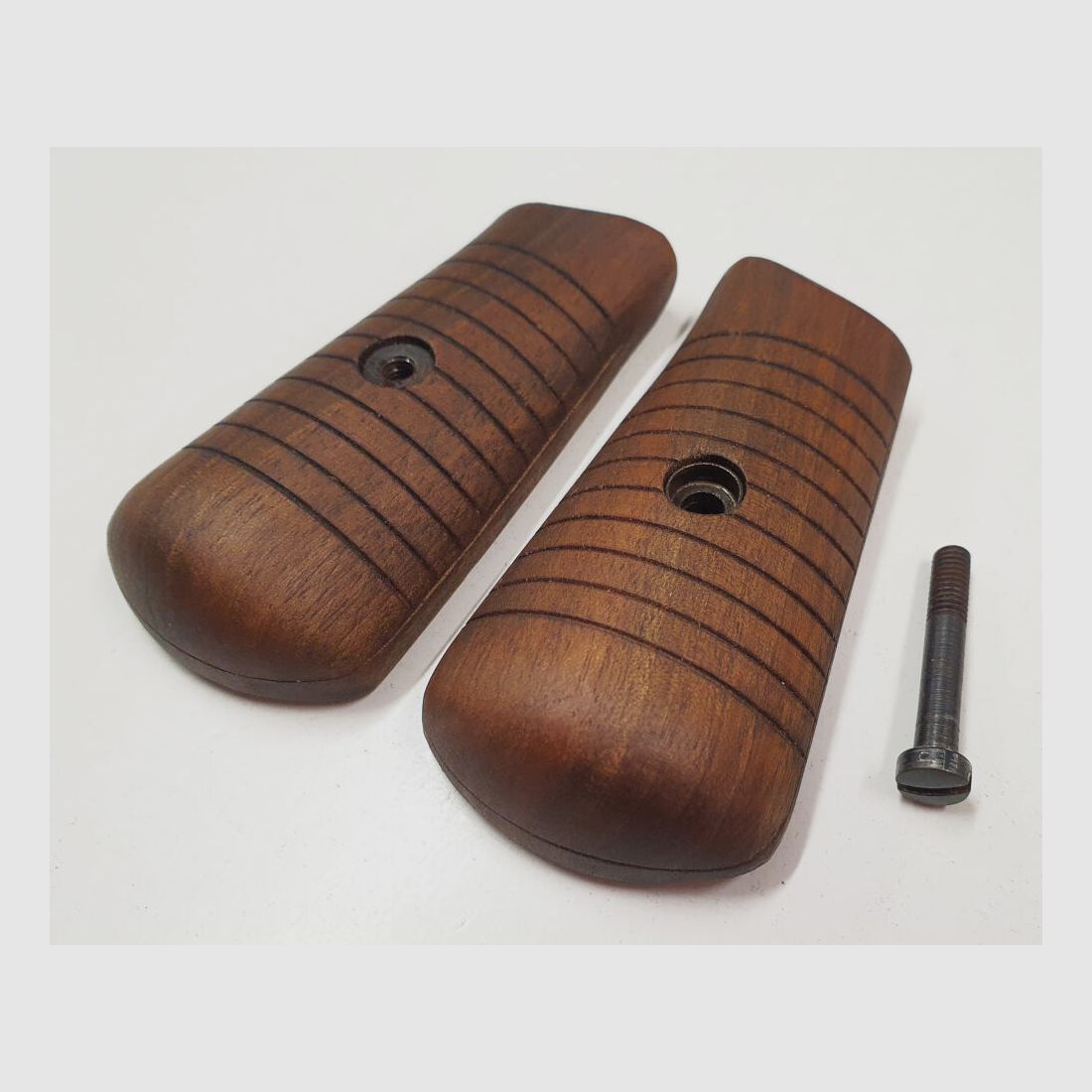 Set di impugnature Original Mauser Oberndorf [29B] destra / sinistra + boccola e vite per MAUSER C96 Bolo nuova produzione