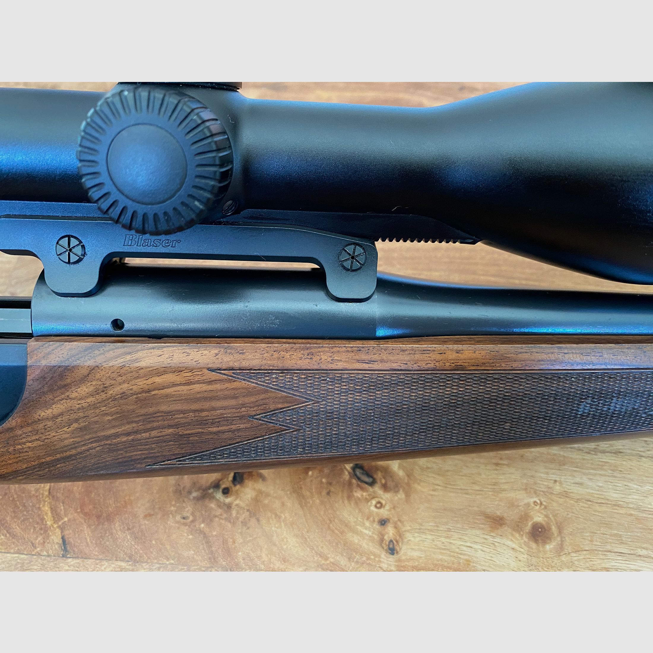 Blaser R8 Holz Standard mit Swarovski Z8i 2,3-18x56