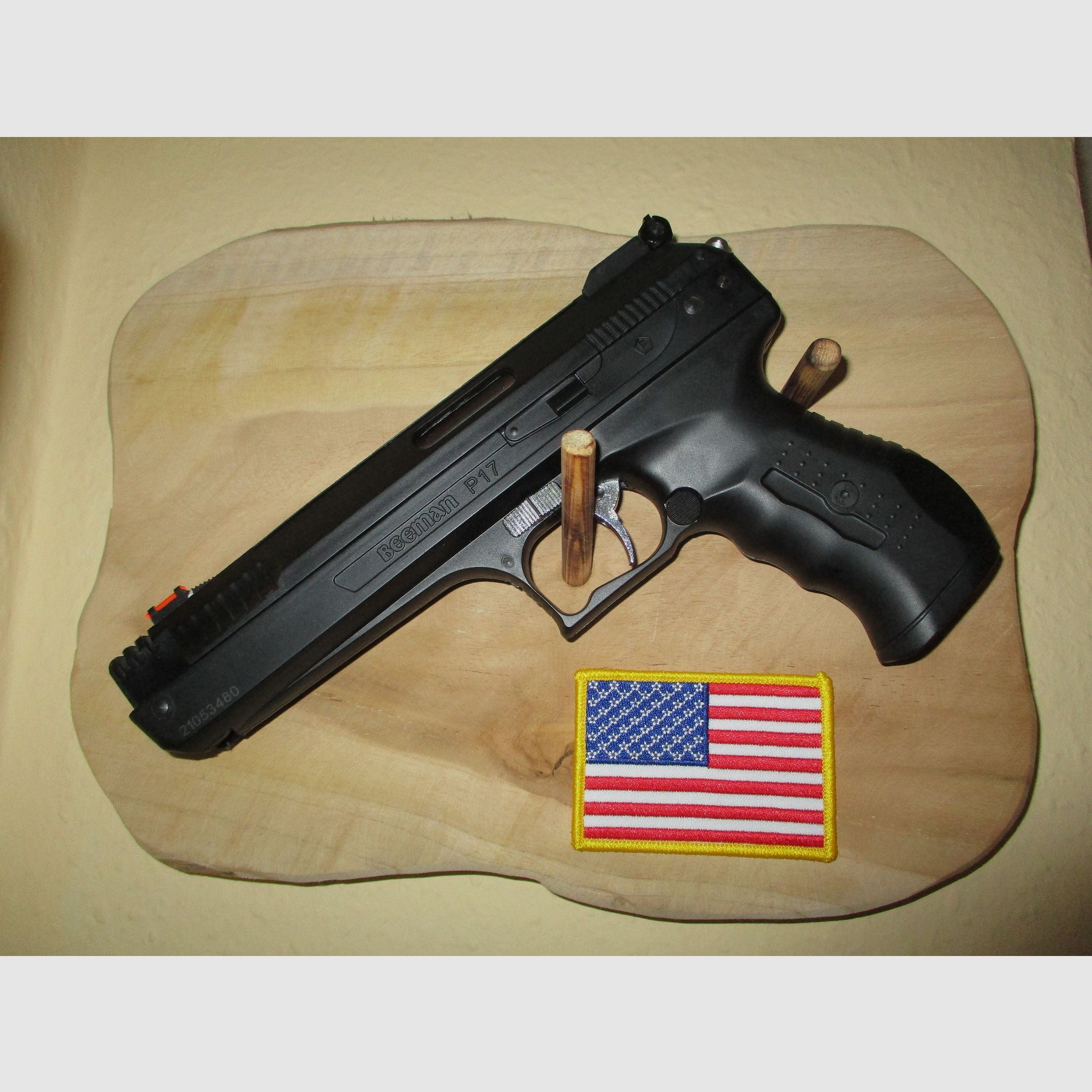 Beeman P17 pistola de aire 4,5 mm Nueva colgada como decoración durante aproximadamente 6 meses en la pared con tabla de madera