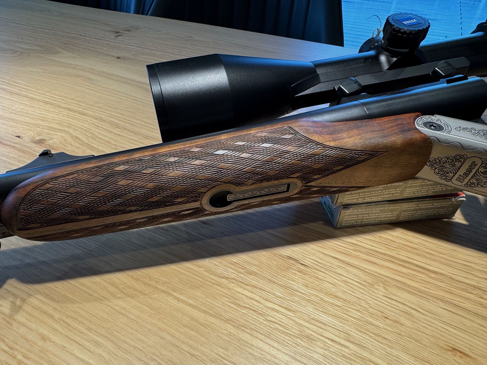 Blaser D99 dubbelbuksdrilling 9,3x74 / 9,3x74 / 20/76 met 2 x ZF Zeiss voor het zitten en drijfjacht, BESTE STAAT
