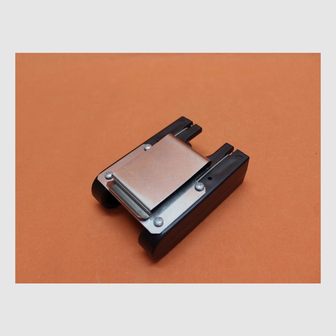 Competencia de California Competencia de California Funciona Caddy Shell (12GATAC4) Soporte de cartuchos para 4 cartuchos de perdigones 12GA Polímero negro con clip de cinturón de acero al carbono