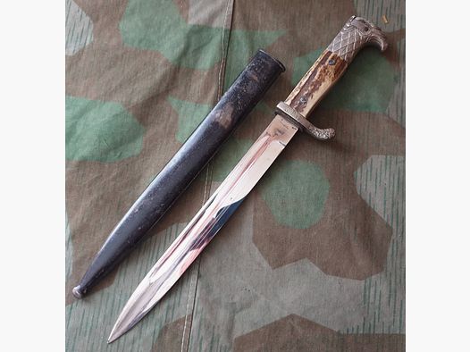 Unikat cuchillo de lado con un distintivo
