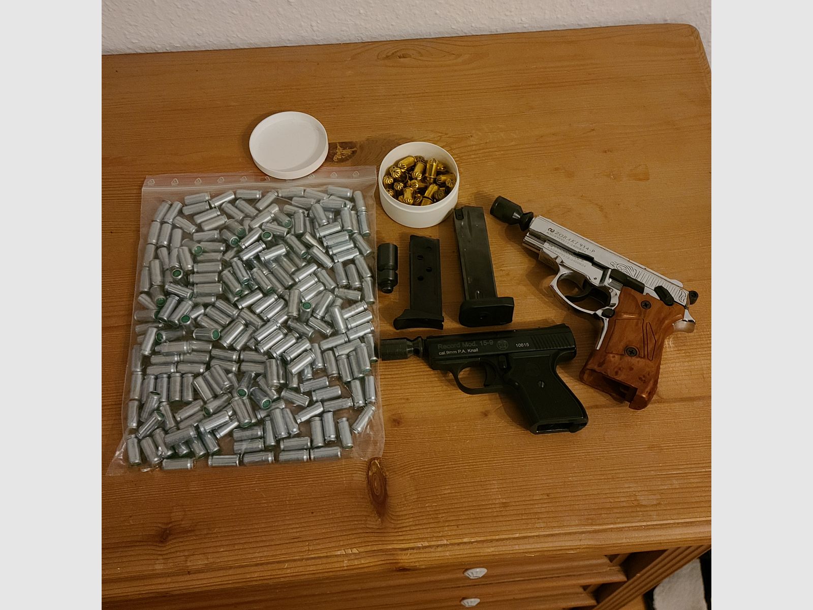 Pistole alarmowe 2 sztuki z nabojami blankowymi, również rewolwery