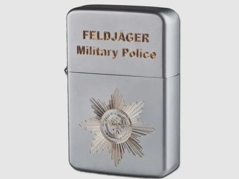 Encendedor desconocido Z-Plus Gas con grabado de cazador de campo