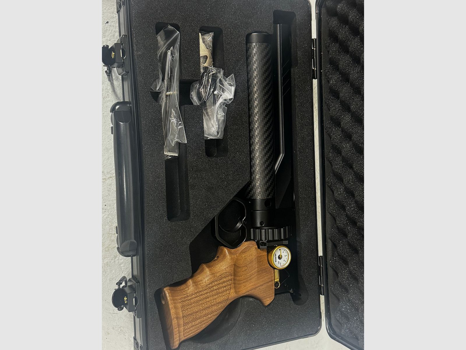 Huben Pistole GK1 incl. Kompressor und Diabolos / Fangkorb