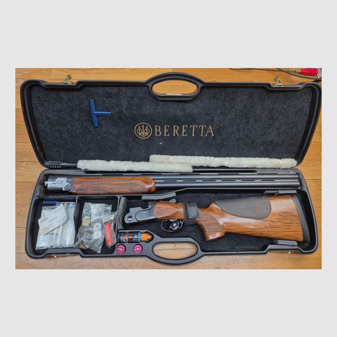 Sehr schönes Beretta 692 « Black Edition » - Über-unterlauf mit 76 cm Lauf - Kal. 12/70 - Mit Beretta-Koffer und zahlreichen Zubehör - Ausgezeichneter Zustand, fast wie neu! - TBE ++, Bild 1 von 46