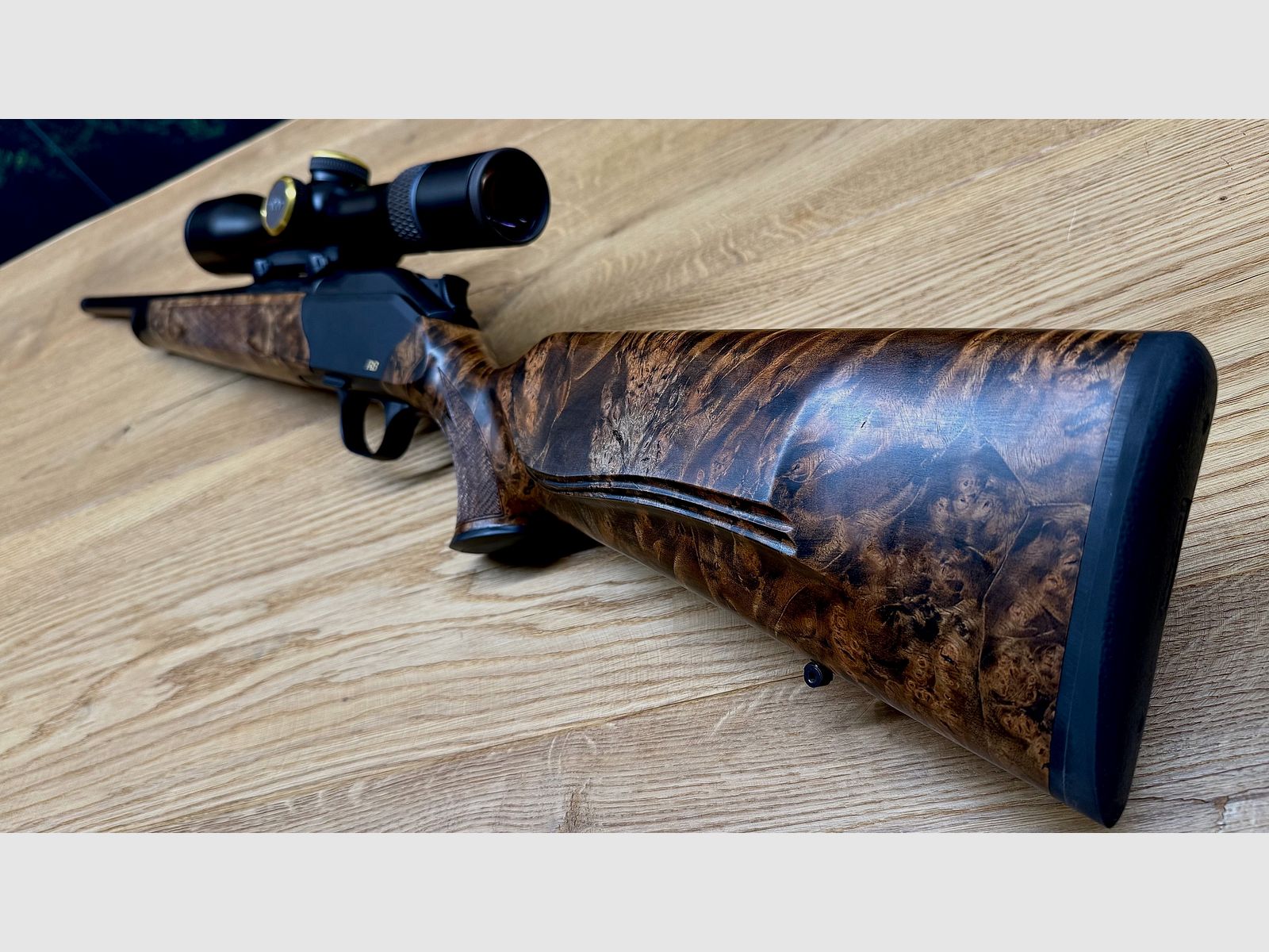 Blaser R8 Custom Schaftholz HK 9-10 / inkl. Blaser B1 2,8-20x50 Custom / mit vielen Goldelementen / TRAUMWAFFE