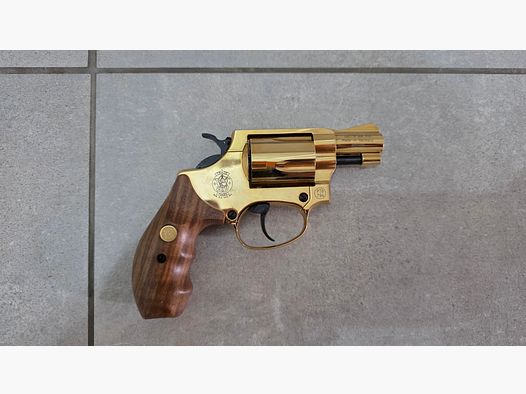 Smith & Wesson Chiefs Special 9 mm R.K., plaqué or 24 carats, plaquettes de crosse en bois