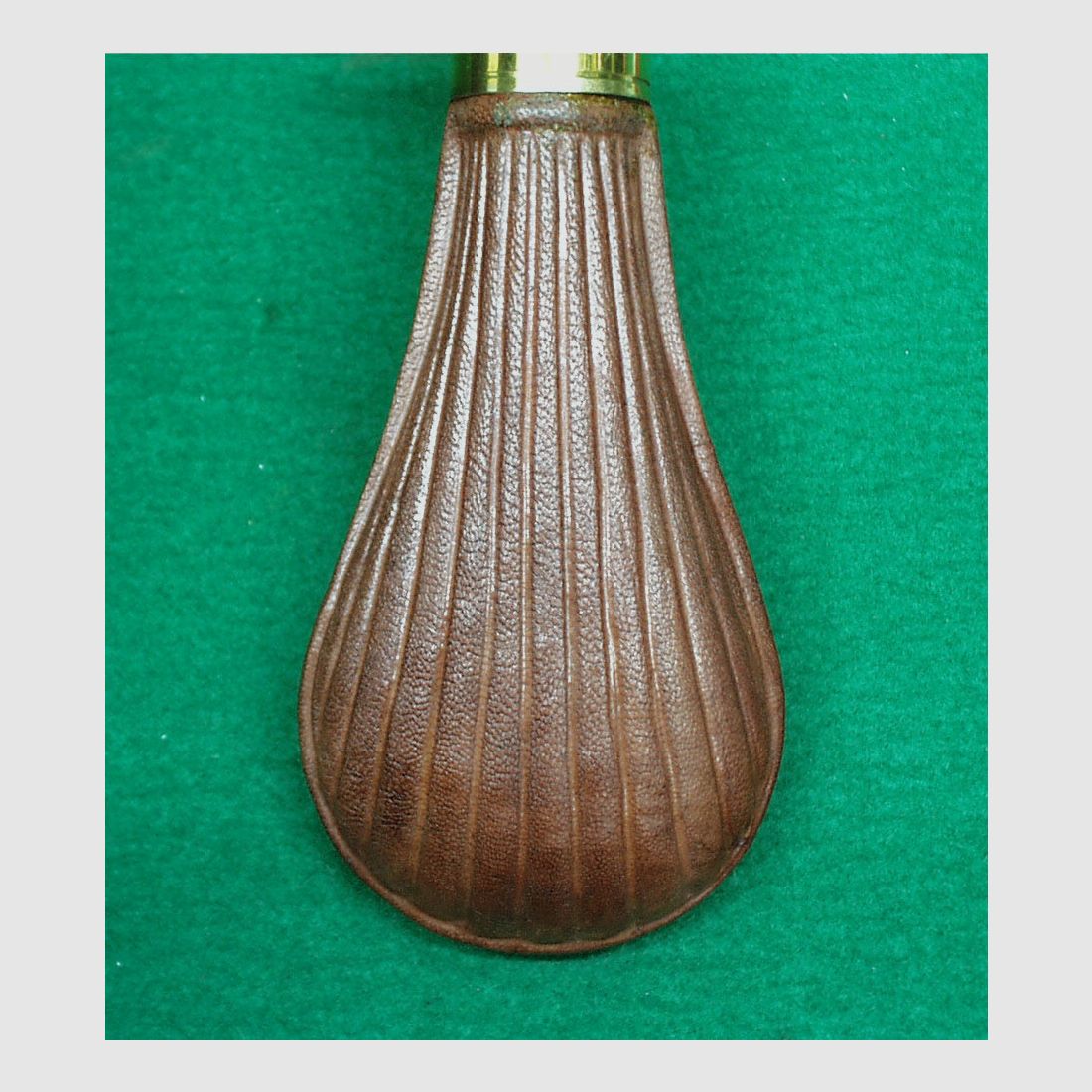 Indien	 Pulverflasche, Leder, (Streifen)