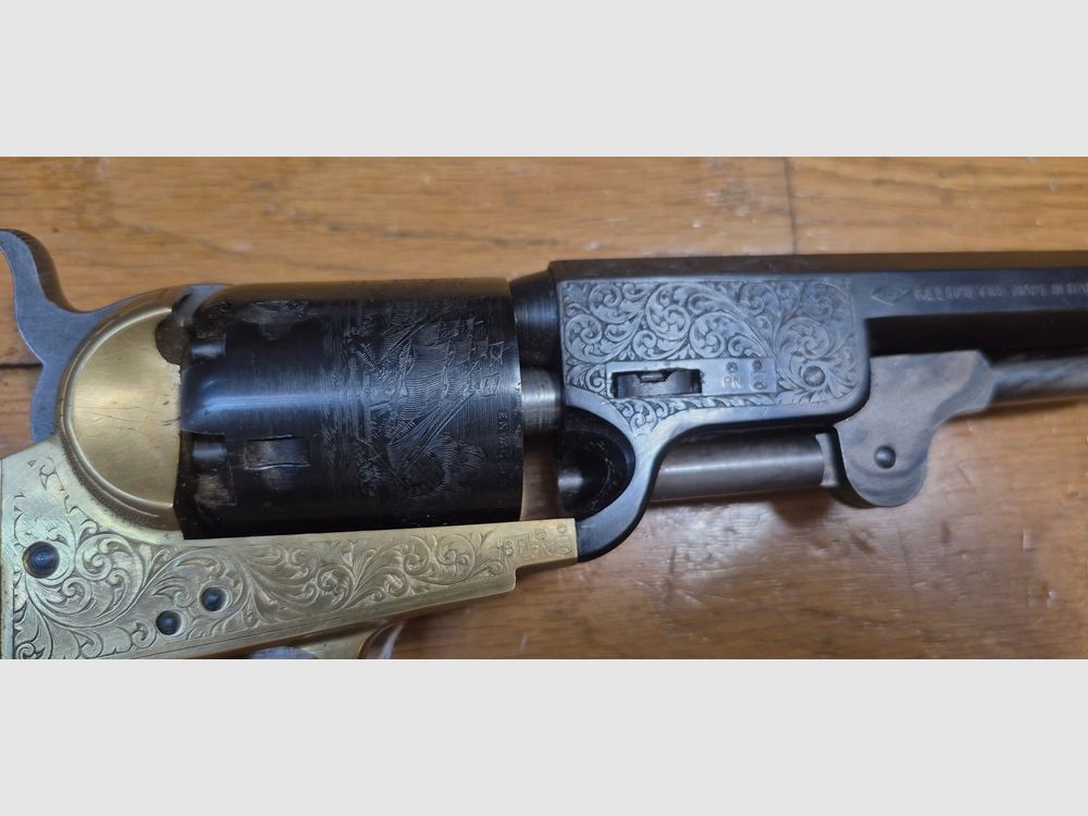 Schöner Schwarzpulverrevolver Colt 1851 von Pietta — Modell „Navy Yank“ — Kal. 36 — Luxusversion — Gehäuse und Lauf graviert — 100% schwarze Brünierung — Perfekte Mechanik — Waffe gestempelt BF (1995) — Ausgezeichneter Zustand — TBE+, Bild 22 von 23