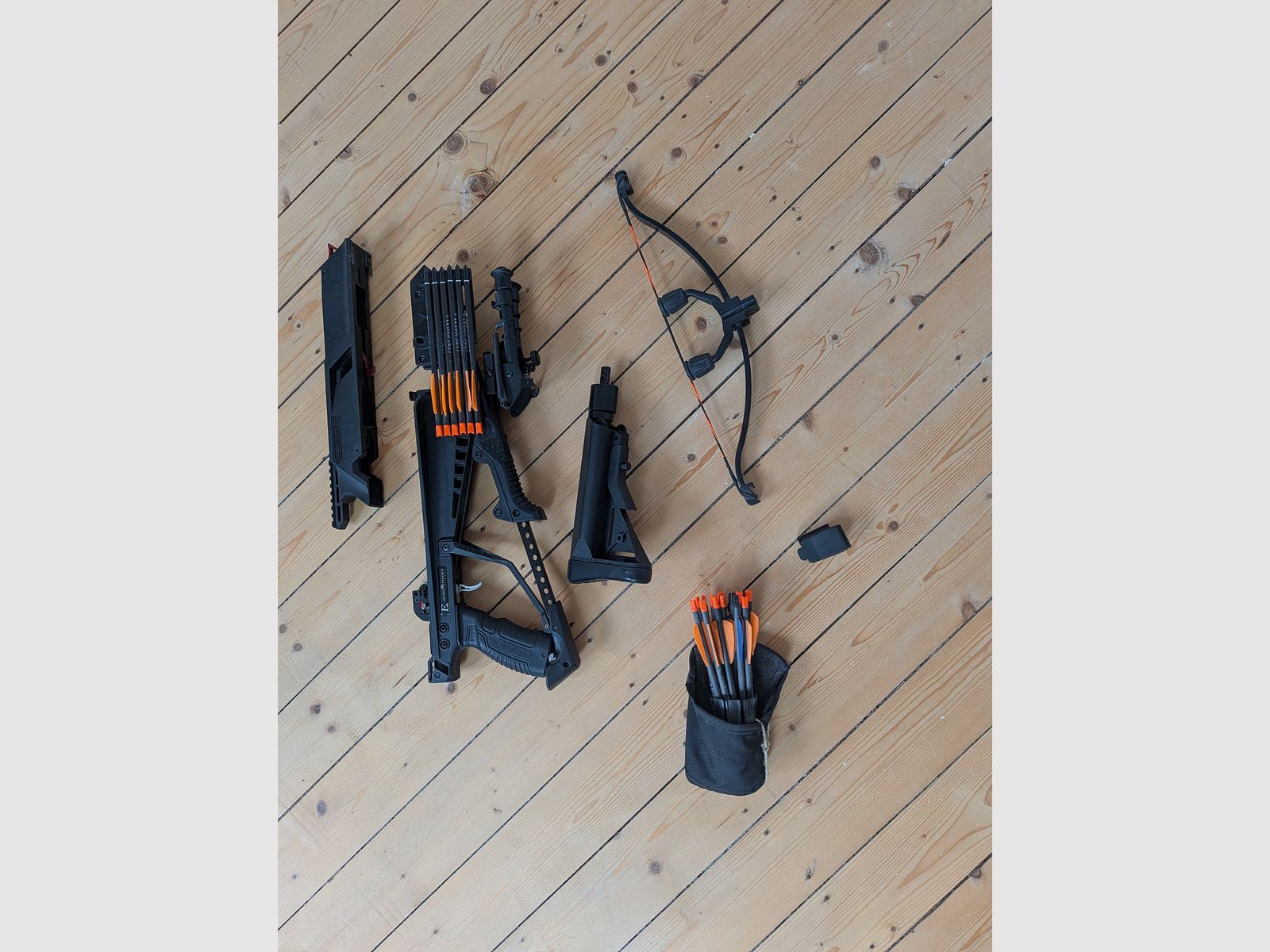 EK Archery Cobra R10 RX (130 lbs) inkl. 24 Deep Penetration Bolzen – jak nowy