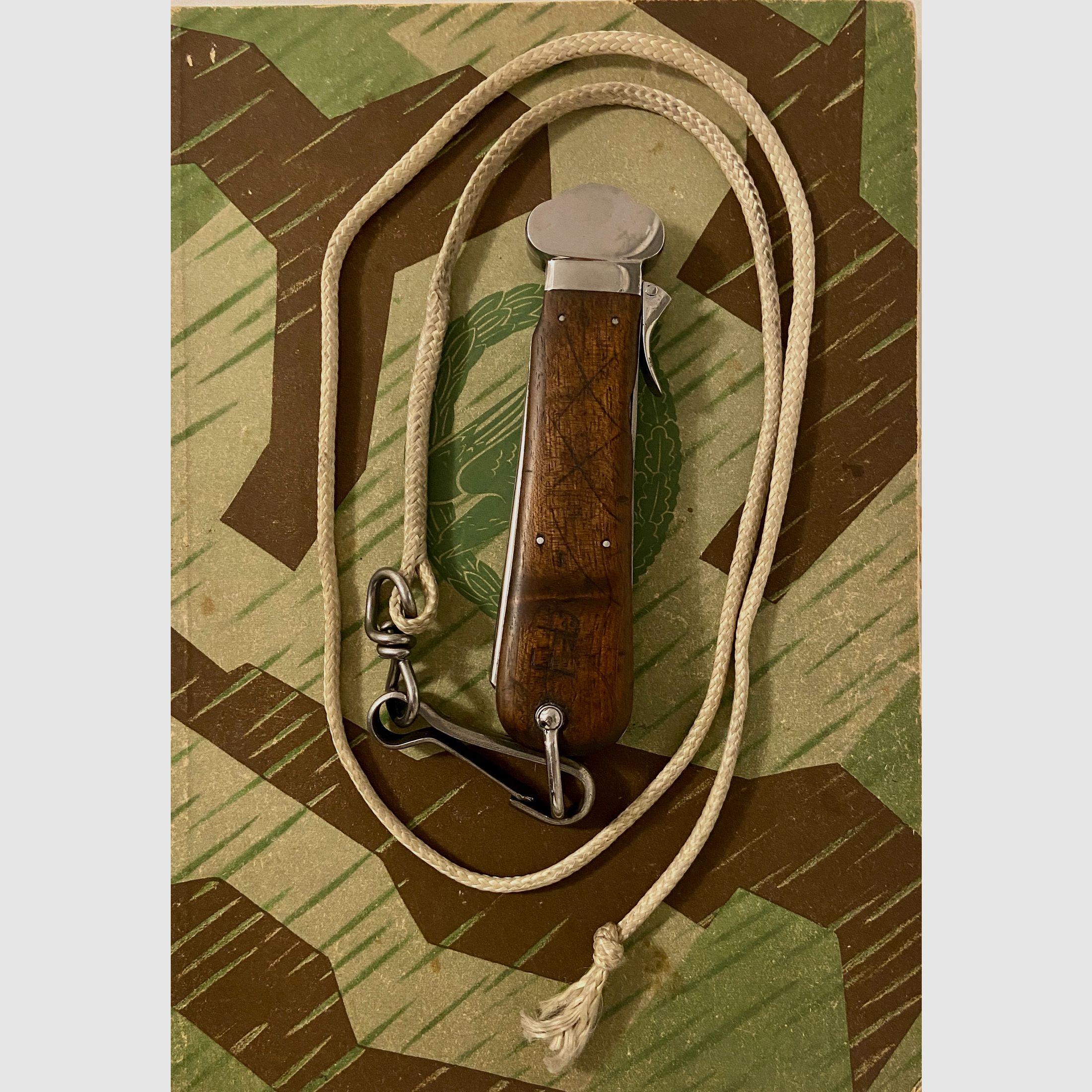 Flieger-Kappmesser der Deutschen Luftwaffe aus dem 2. Weltkrieg; 1. Modell - nicht zerlegbar, mit Fangschnur