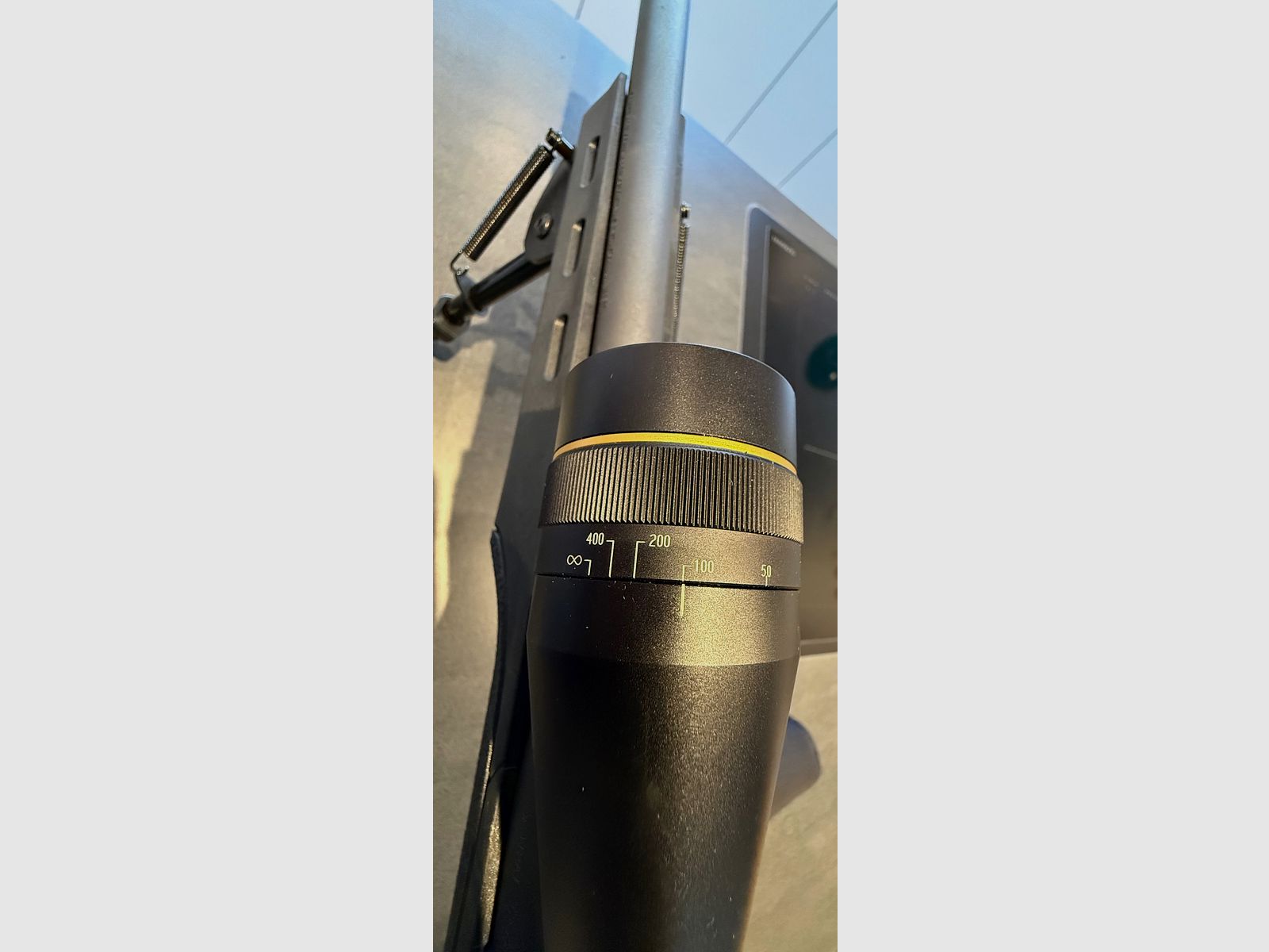 Fucile a ripetizione Remington 700 in calibro .223 REM con ottica Leupold 6–18 VX-II