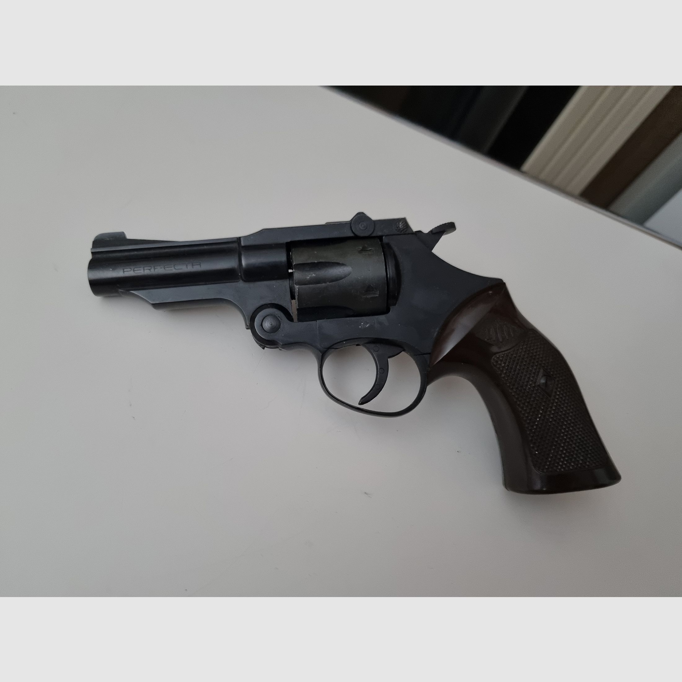 Perfect Mod G blank-firing revolver tipping revolver