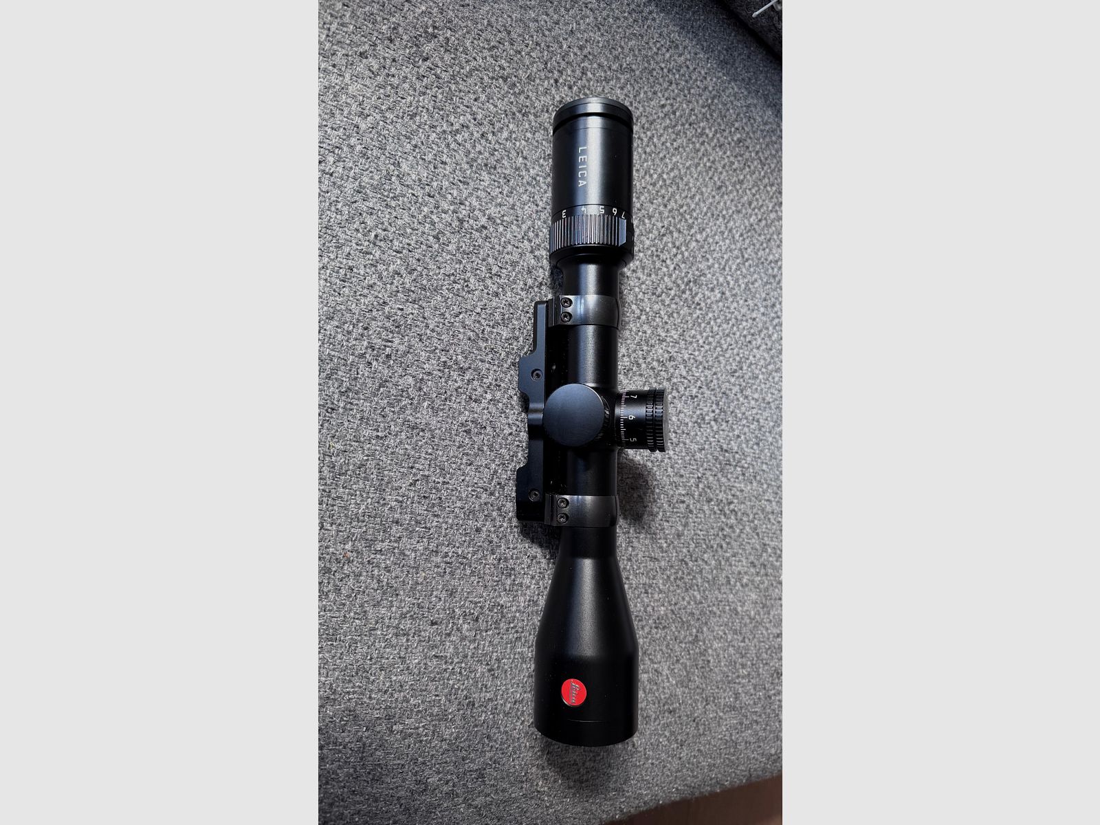 Leica Amplus 3-18x42 con aspecto de caza