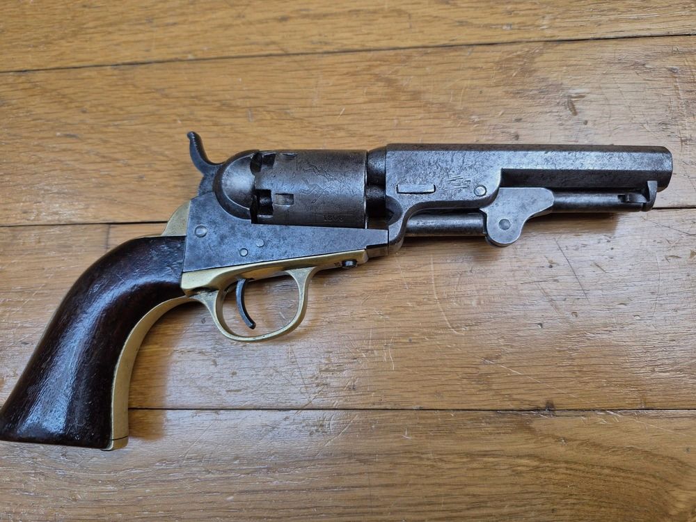Schöner Colt Pocket 1849 original – Kal. .31 – Waffe von 1856 – In englischem Koffer mit zeitgenössischem Zubehör – Schöner Schaft und gleichmäßige Patina – Gute Mechanik – Lauf und Kammern sehr sauber – Schönes, stimmiges Ensemble aus der Goldgräberzeit – BE+, Bild 17 von 20