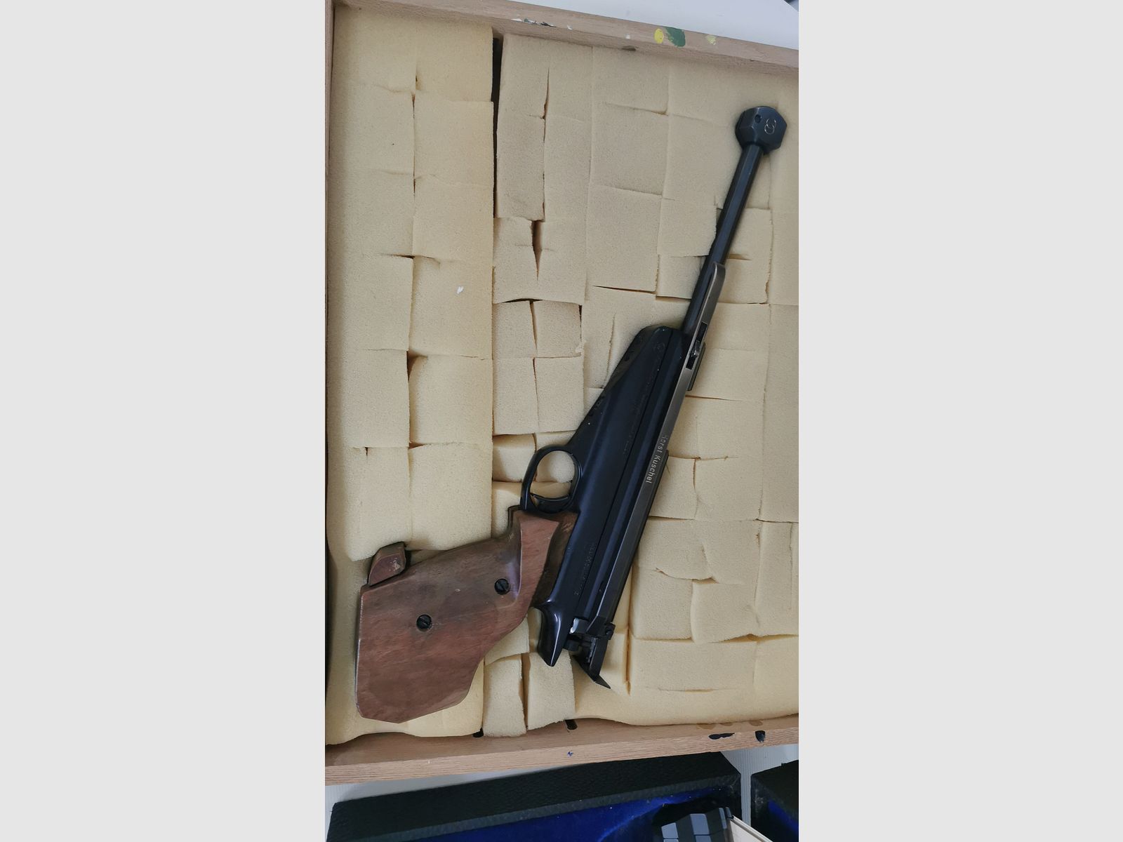 Konvolut Luftdruckwaffen, 1 Gewehr, 2 Luftdruckpistolen