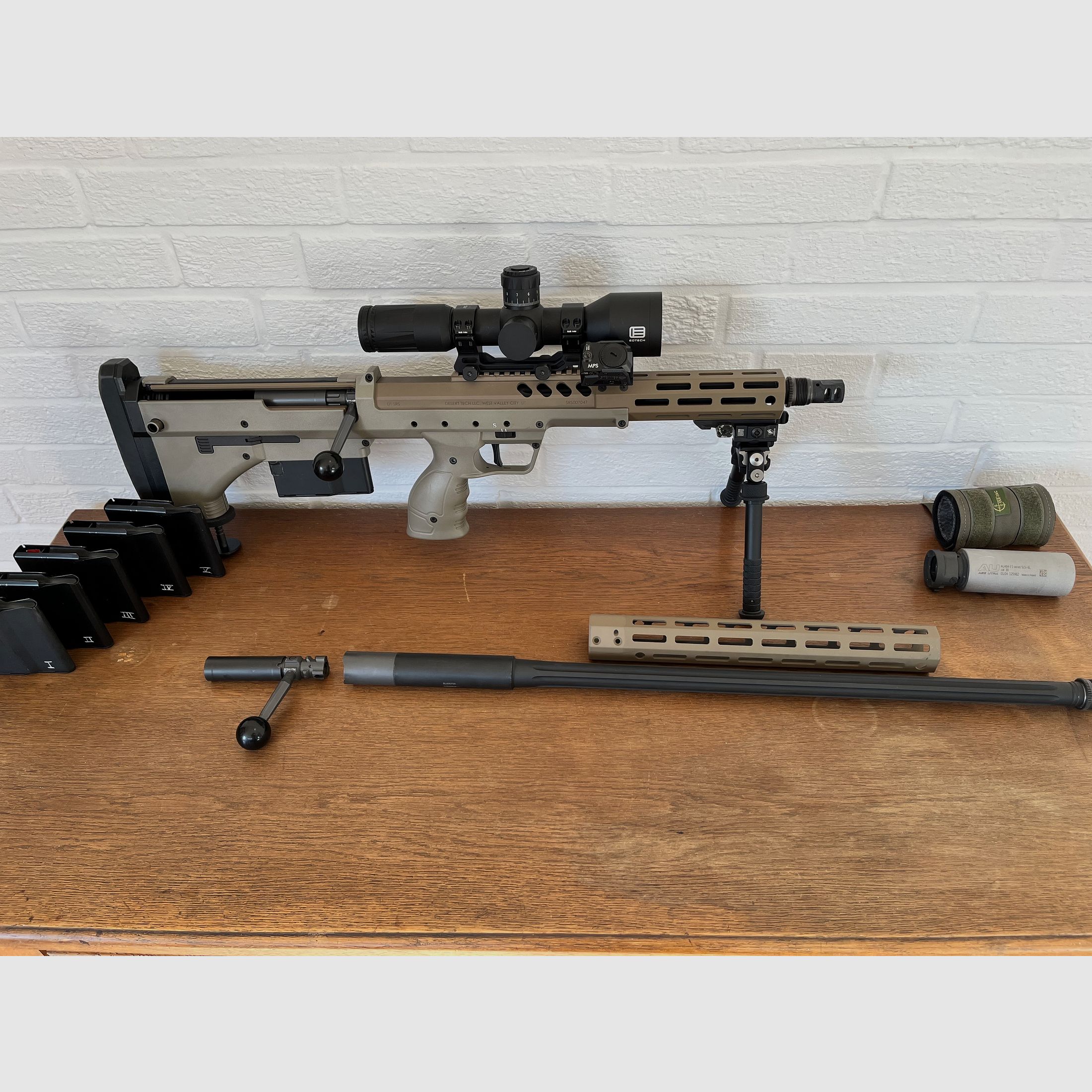 DESERT TECH SRS A2 (Covert) .308 Win + Wechselsystem 6,5 mm Creedmoor + EoTech Vudu + ASE UTRA SL5i-BL