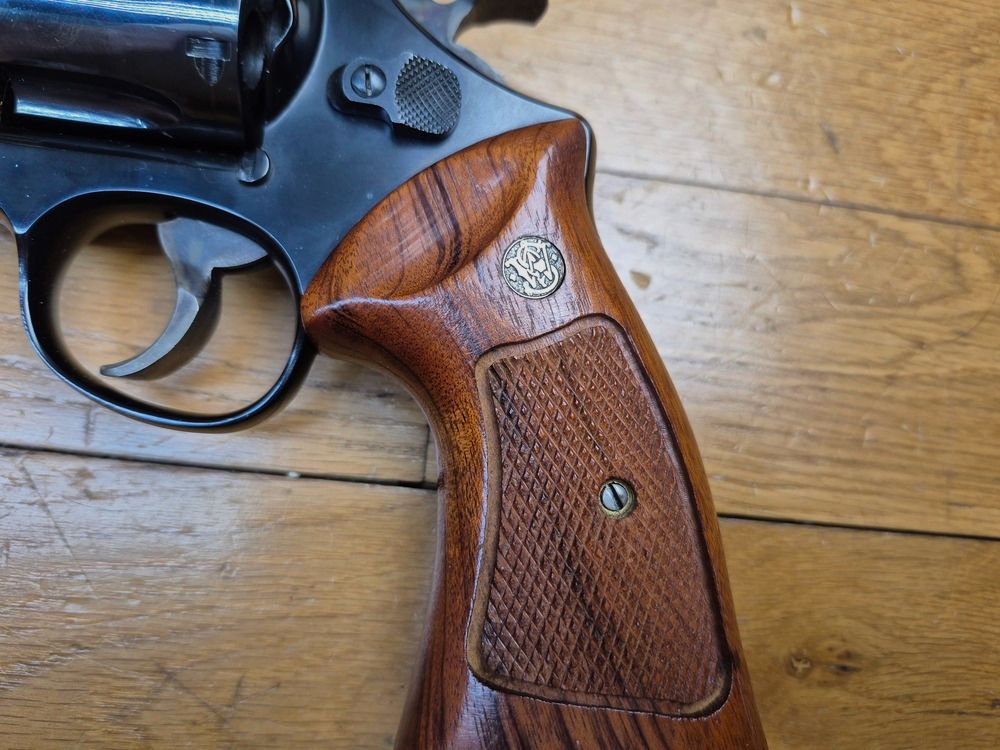 Wyjątkowy rewolwer Smith & Wesson Mod 25-2 – LE Smith w kal. 45ACP! – Broń z początku lat 80-tych – Jakość i mechanika, których dzisiaj już nie znajdziesz – Również rewolwer CIA! – Lufa 6 cali – Wspaniała błyszcząca czarna powłoka – Wyjątkowa broń dla wyjątkowych strzelców – TBE++, zdjęcie 23 z 27