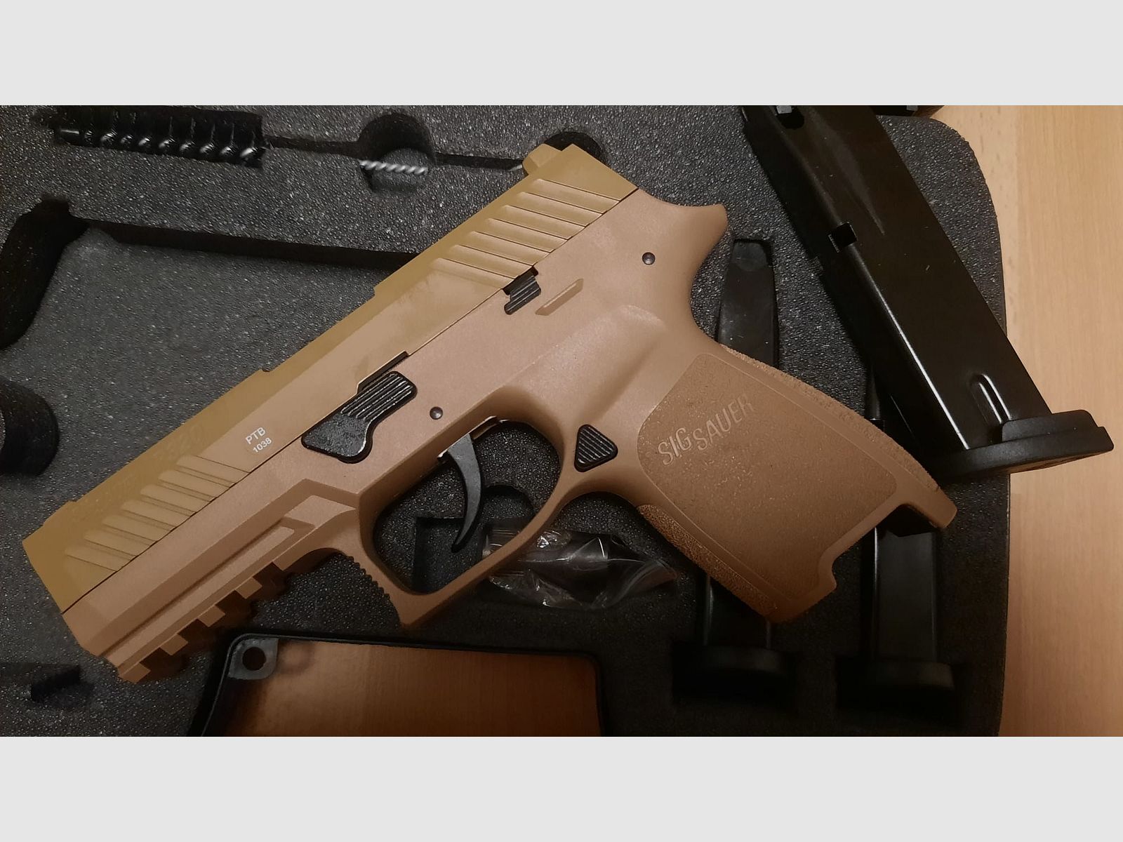 Sig Sauer P320 Schreckschusspistole Dark Earth 9 mm P.A.K. mit 2 extra Magazinen
