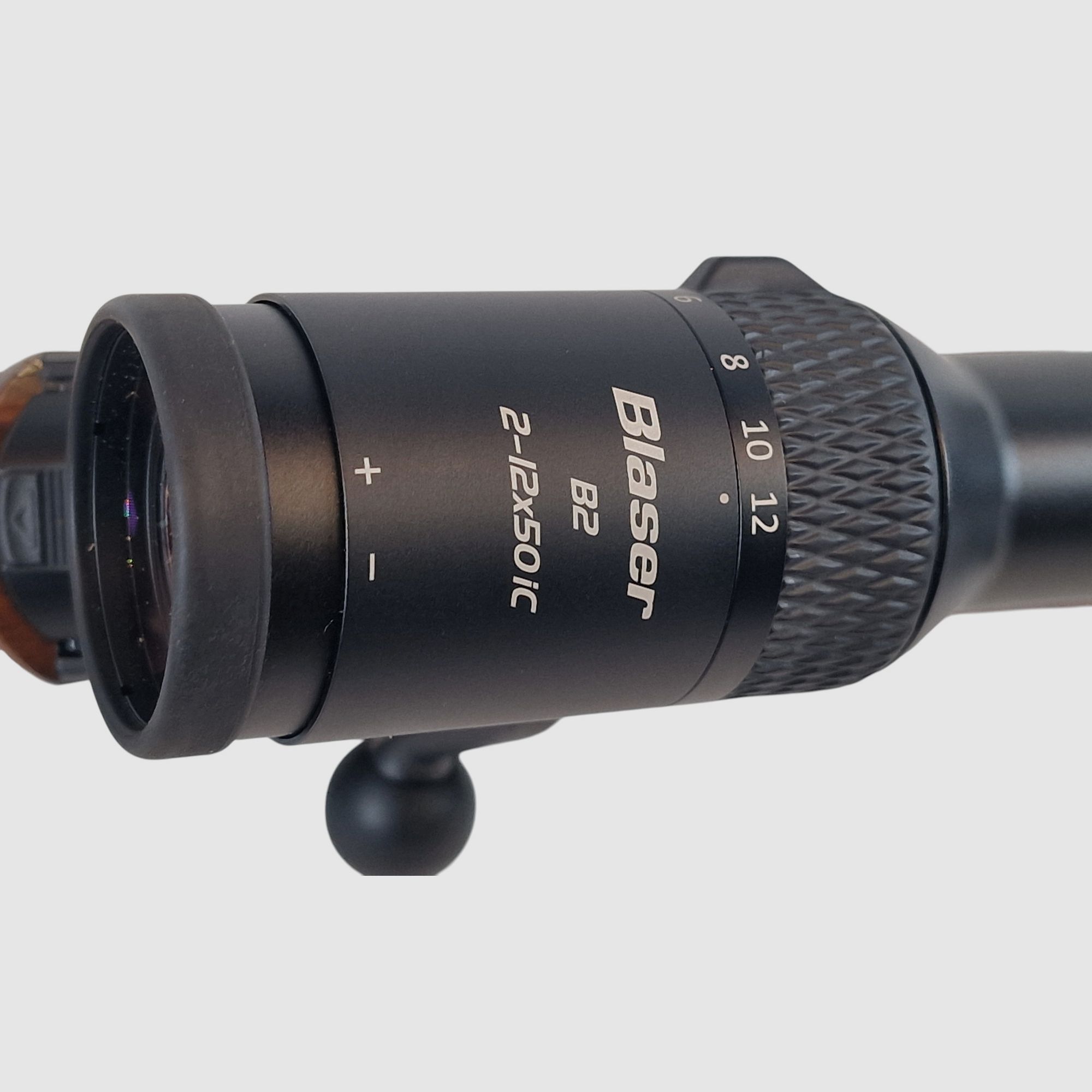 Blaser R8 Success Holz HK4 Kal. 8x57JS LL. 52cm mit M15x1 und Blaser B2 2-12x50 IC S 