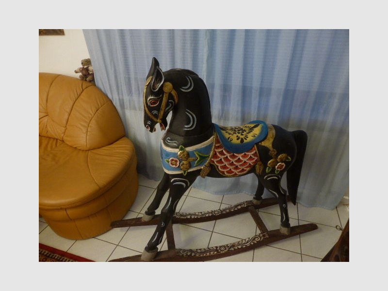 Maestro carpintero-artista	 caballo de madera