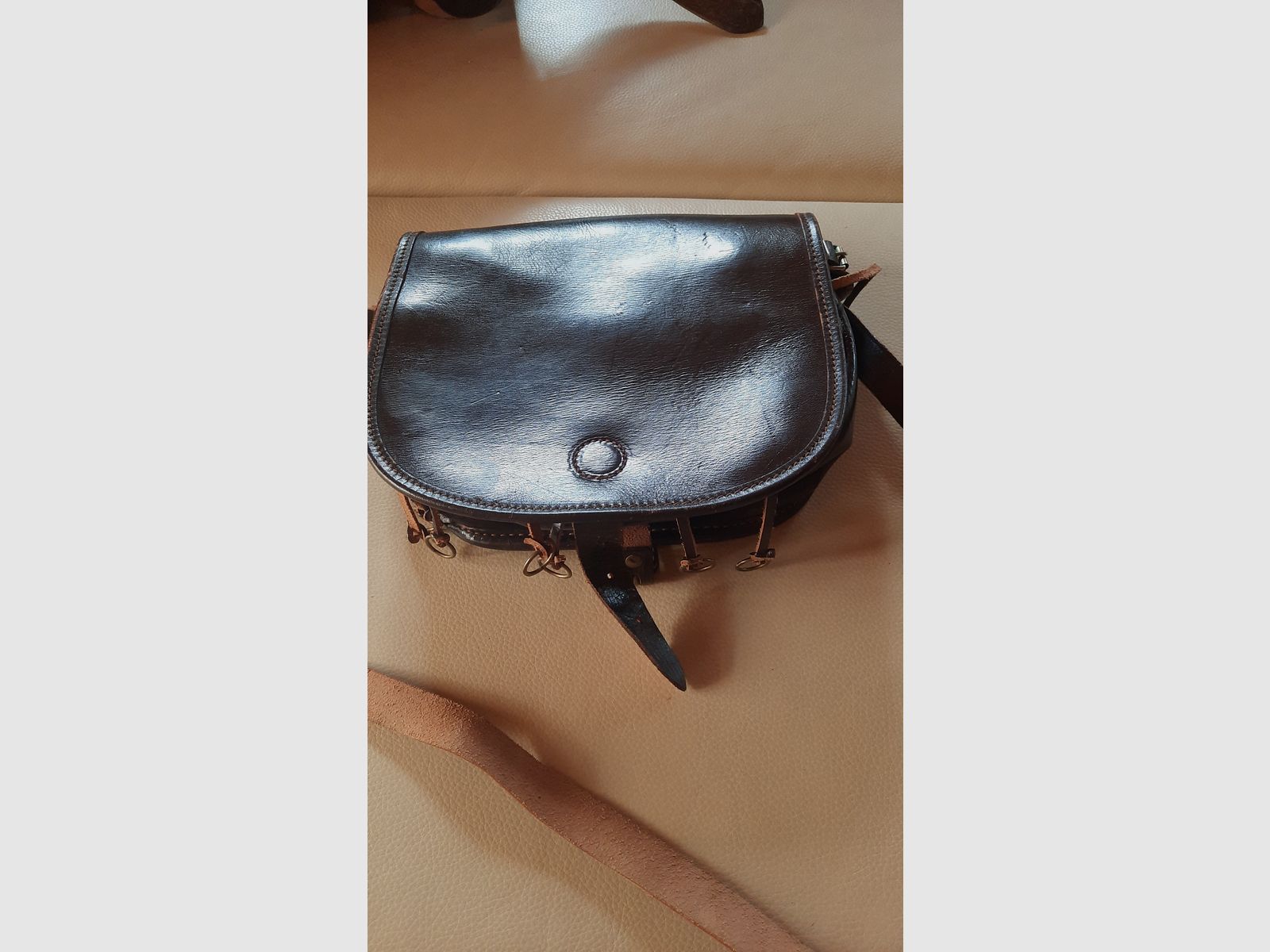 Lederset mit 2 Fernrohrköchern, einer Jagdtasche und einem Patronengurt
