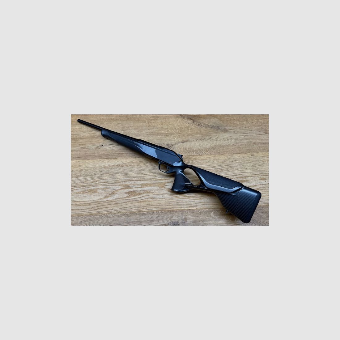 Blaser R8 Carbon / Elastomer / Atzl-Abzug / gekürzter Lauf / Mündungsgewinde / Logo schwarz glänzend / Vorderschaftabschluss carboniert