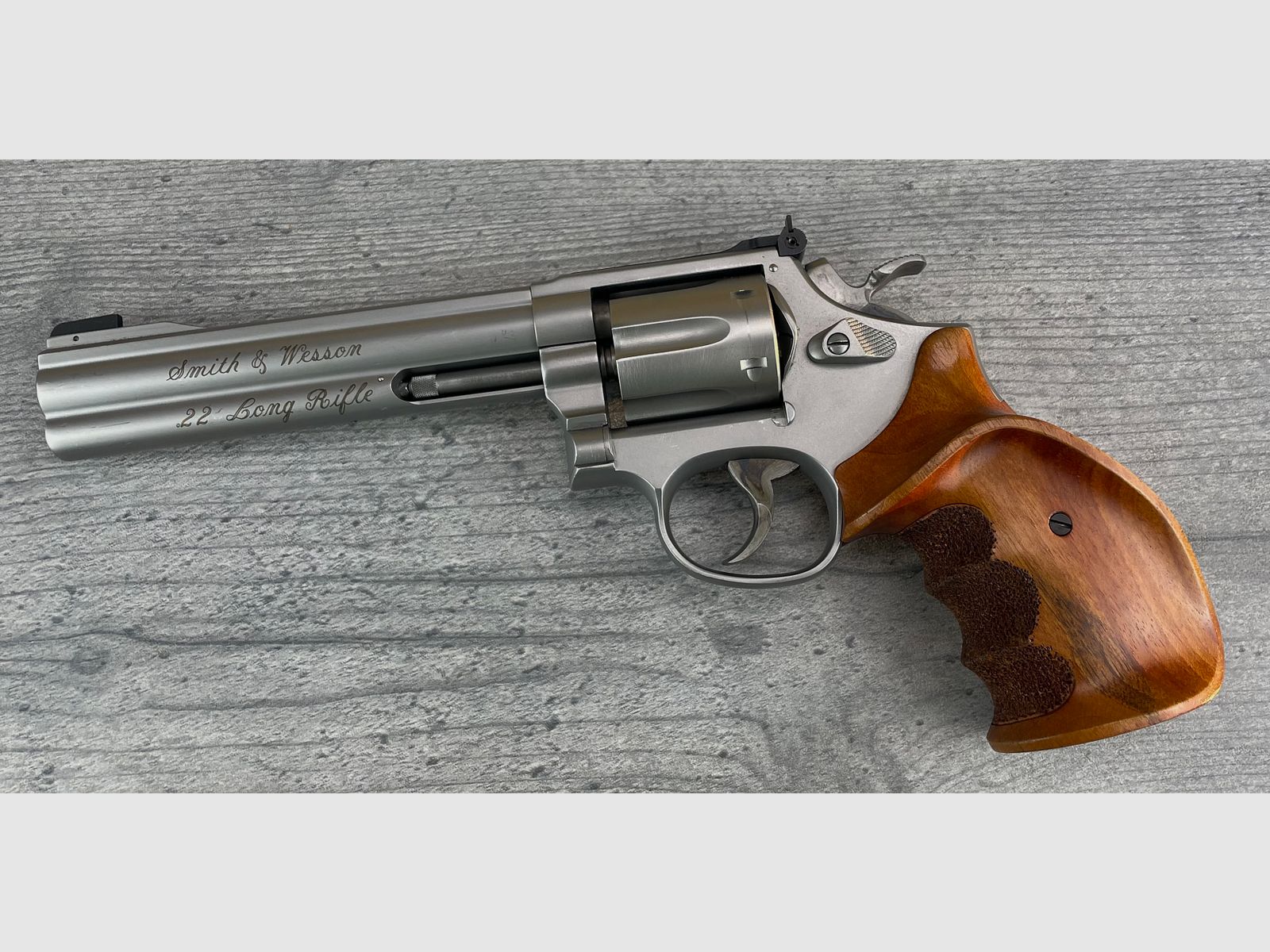 Smith & Wesson Mod. 617-1 Target Champion .22 l.r. impugnature in legno