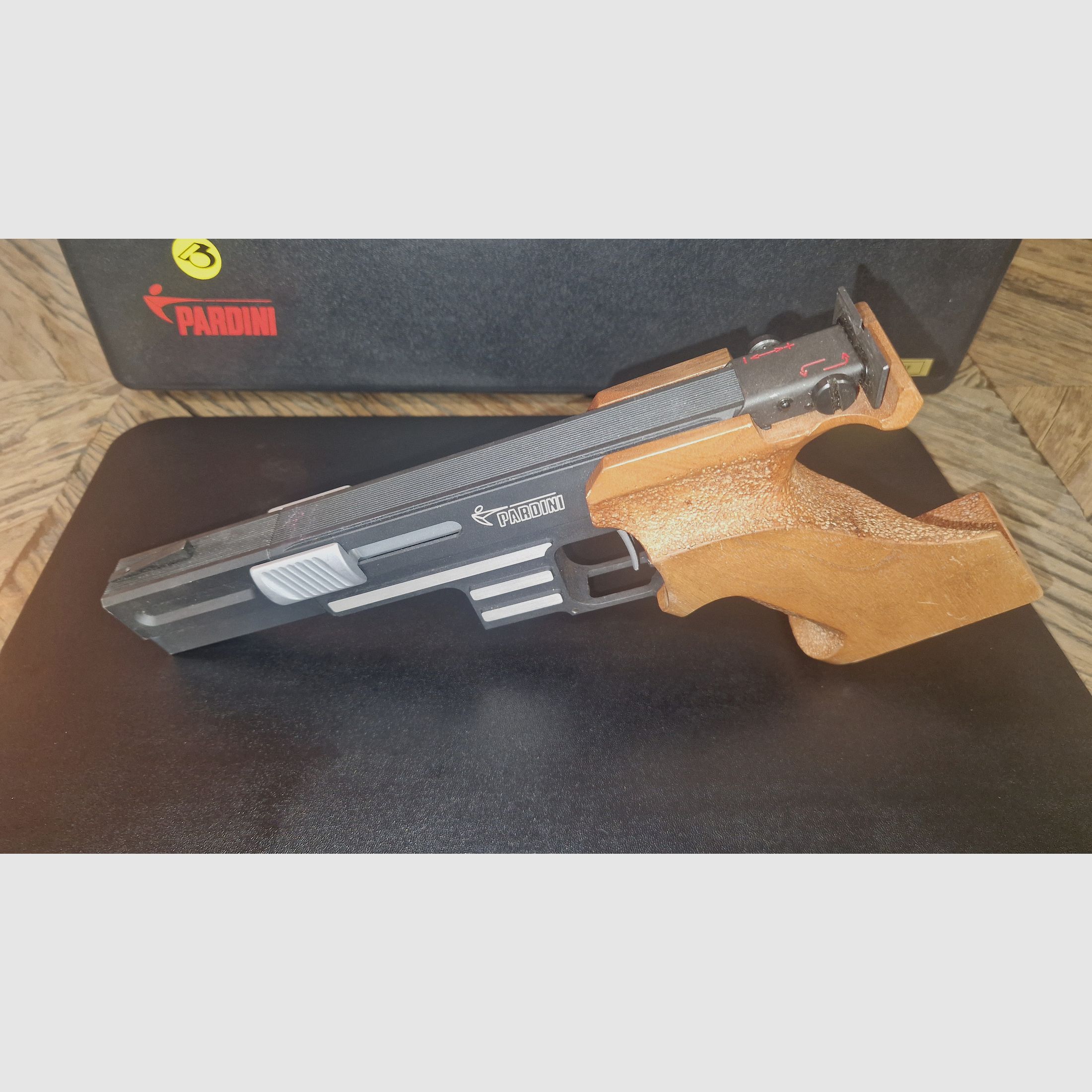 Pardini SP .22 lr. Pistolet sportowy – 2 magazynki – oryginalna walizka – w bardzo dobrym stanie