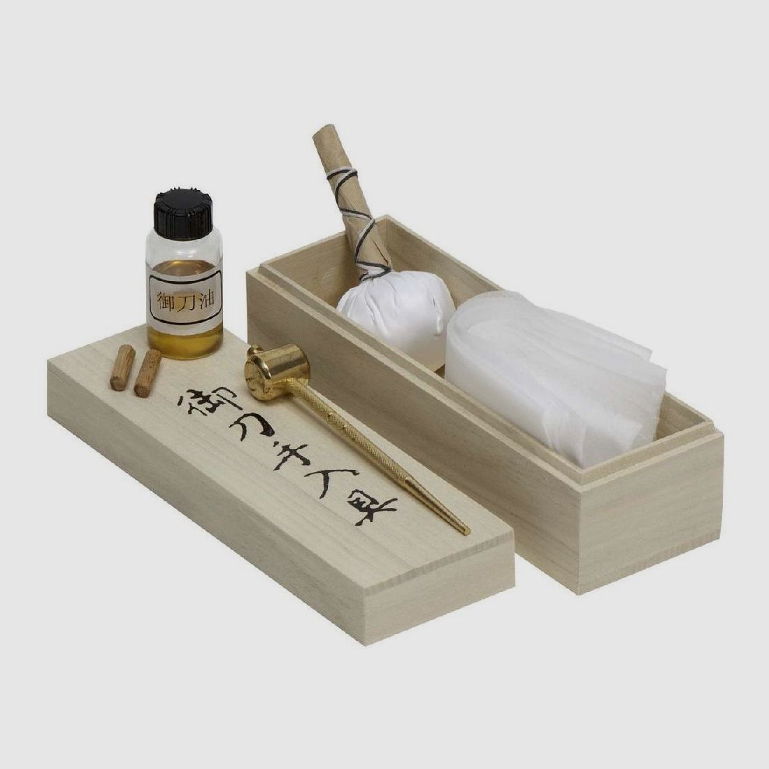 Pflegeset in Holzkiste mit Hammer