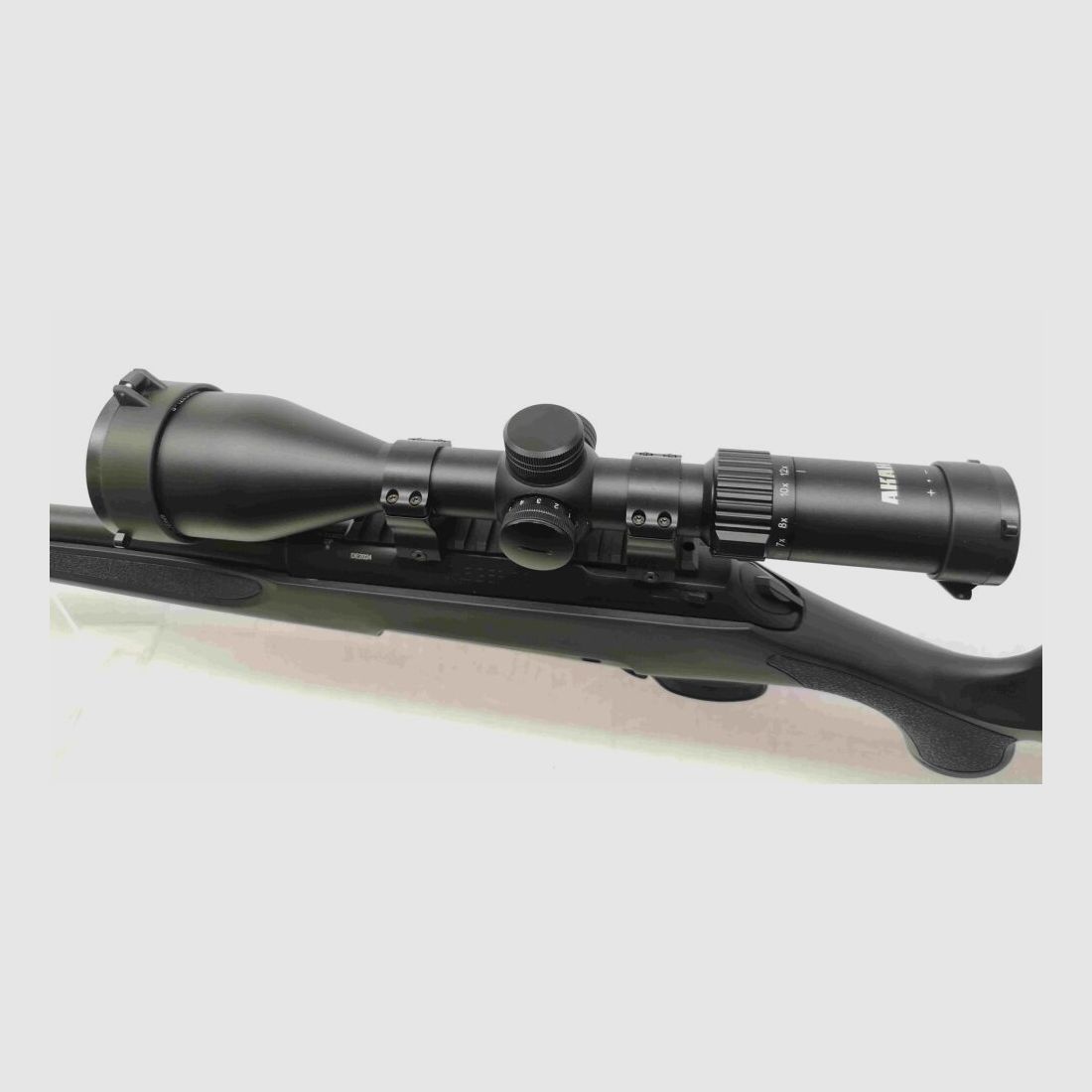 Haenel Jäger 10 Varmint con ottica AKAH e filettatura della volata