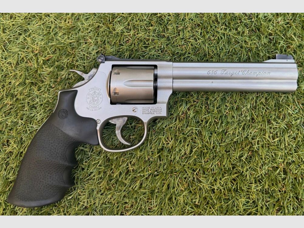 Smith & Wesson 686 Target Champion z gumowymi uchwytami .357Mag