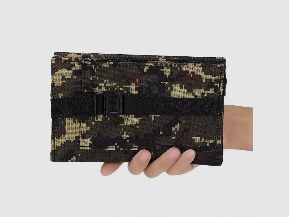 Pequeño panel solar plegable con conexión USB de 10-20 vatios en camuflaje digital verde